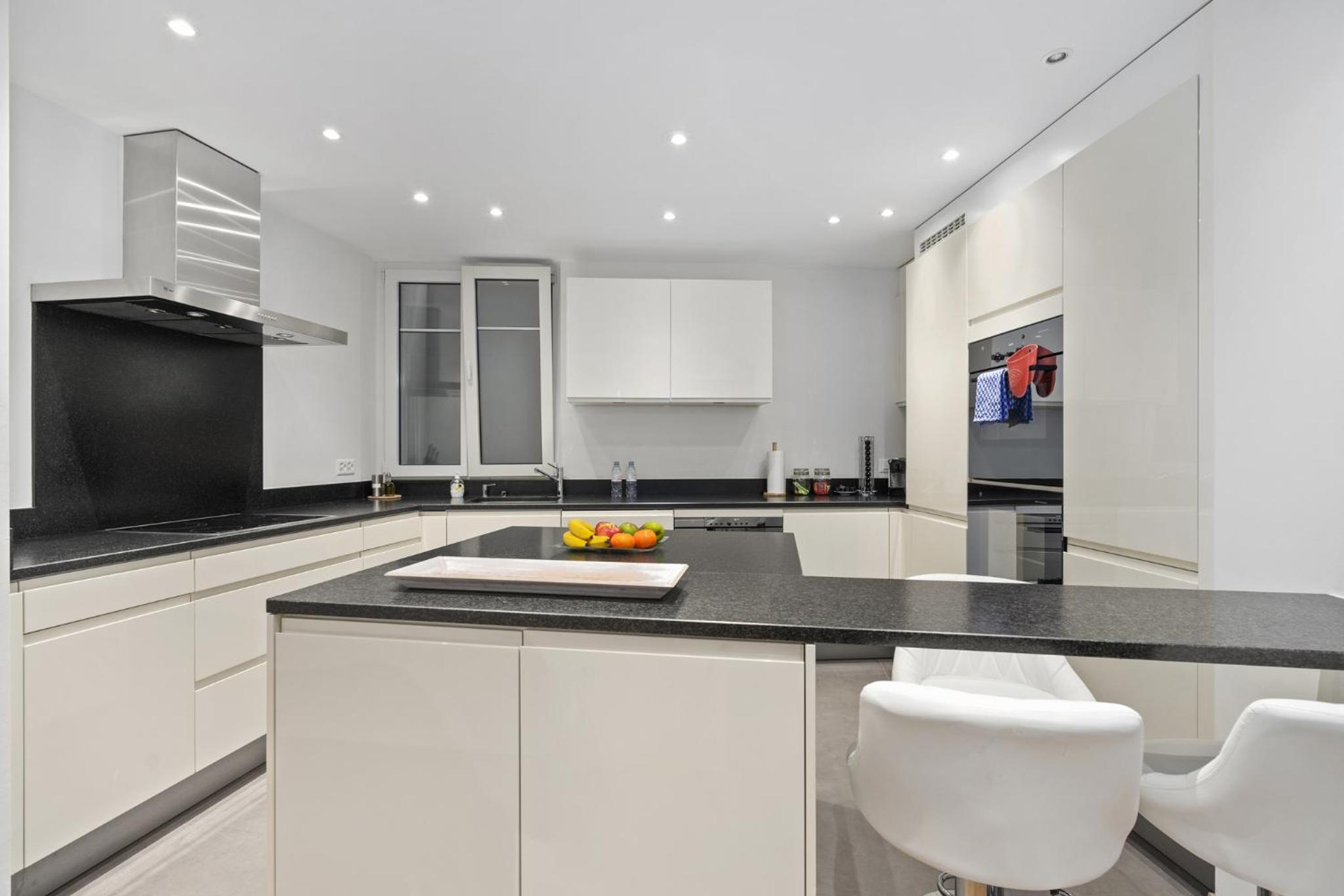 Standard Three-Bedroom Apartment With Lake View photo 3