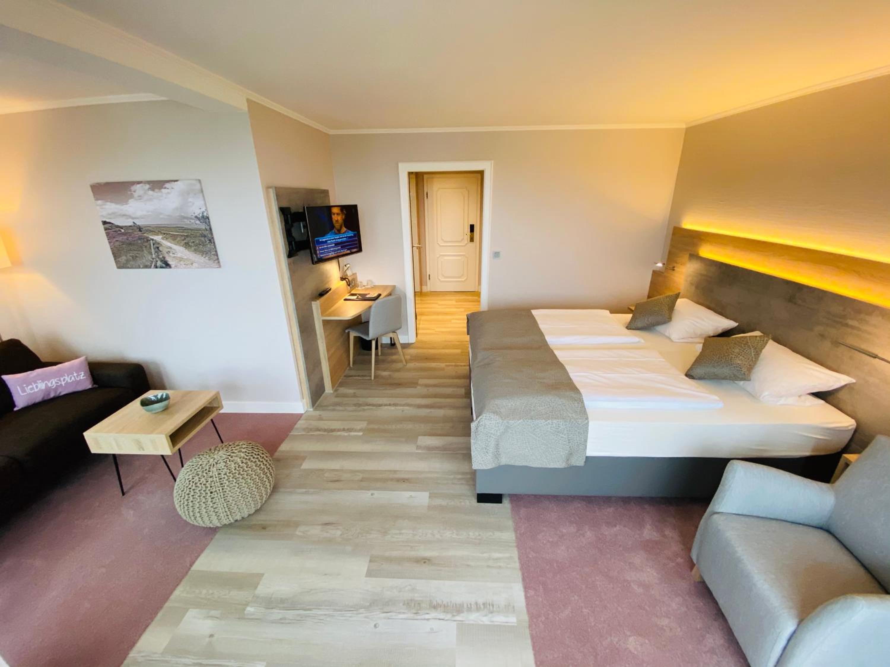 Standard Double Room with Side Sea View photo 2