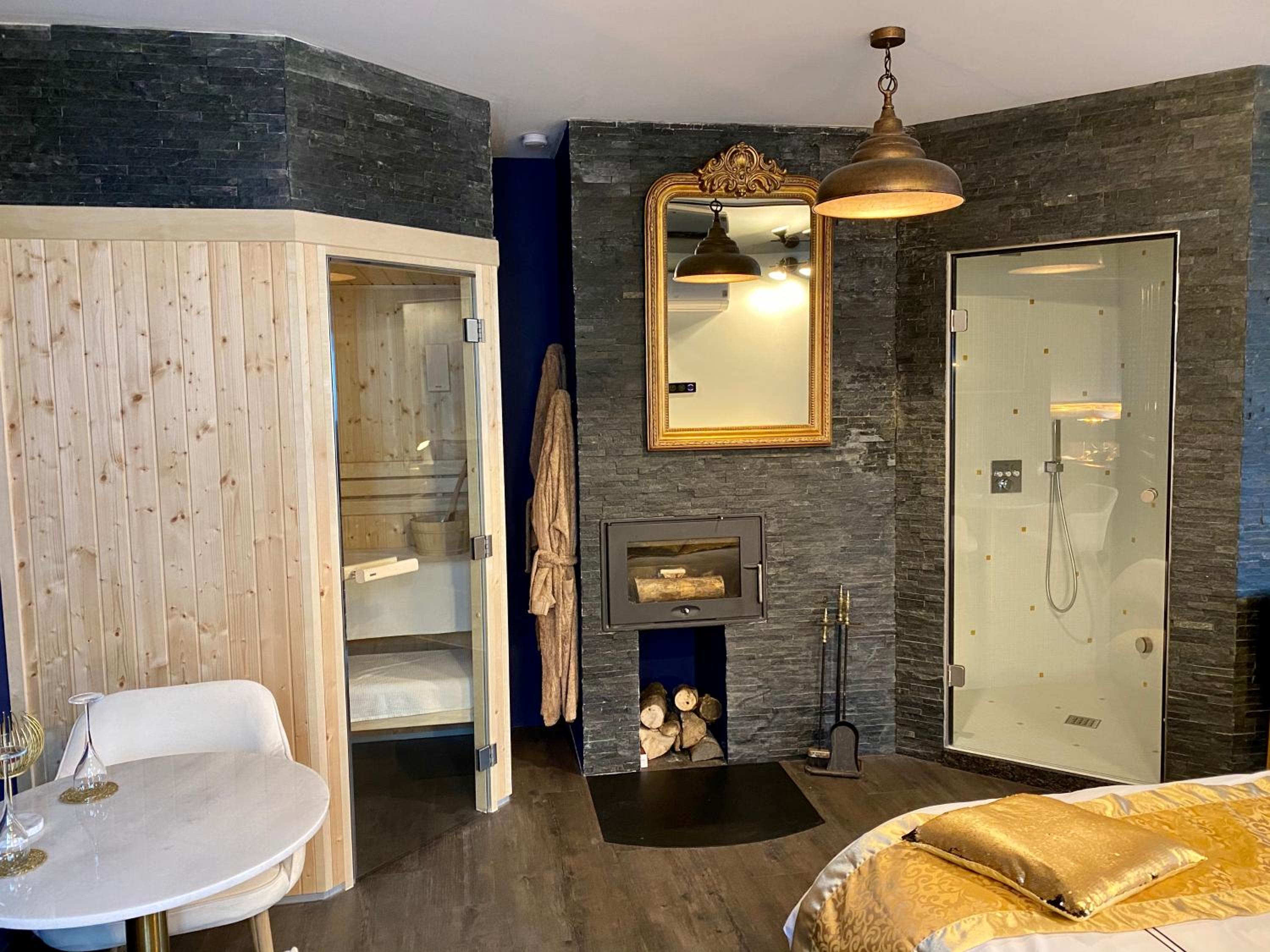 Suite with Hot Tub - Photo 13