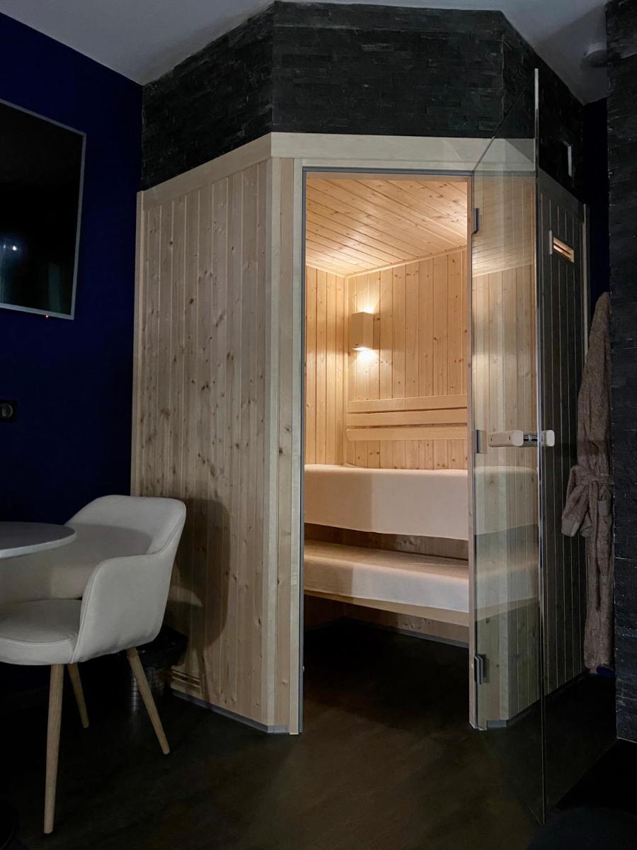 Suite with Hot Tub - Photo 12
