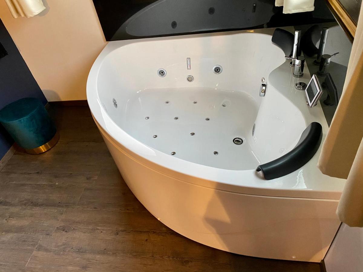 Suite with Hot Tub - Photo 9