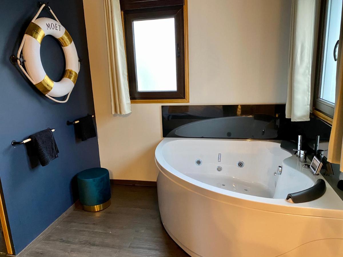 Suite with Hot Tub - Photo 8