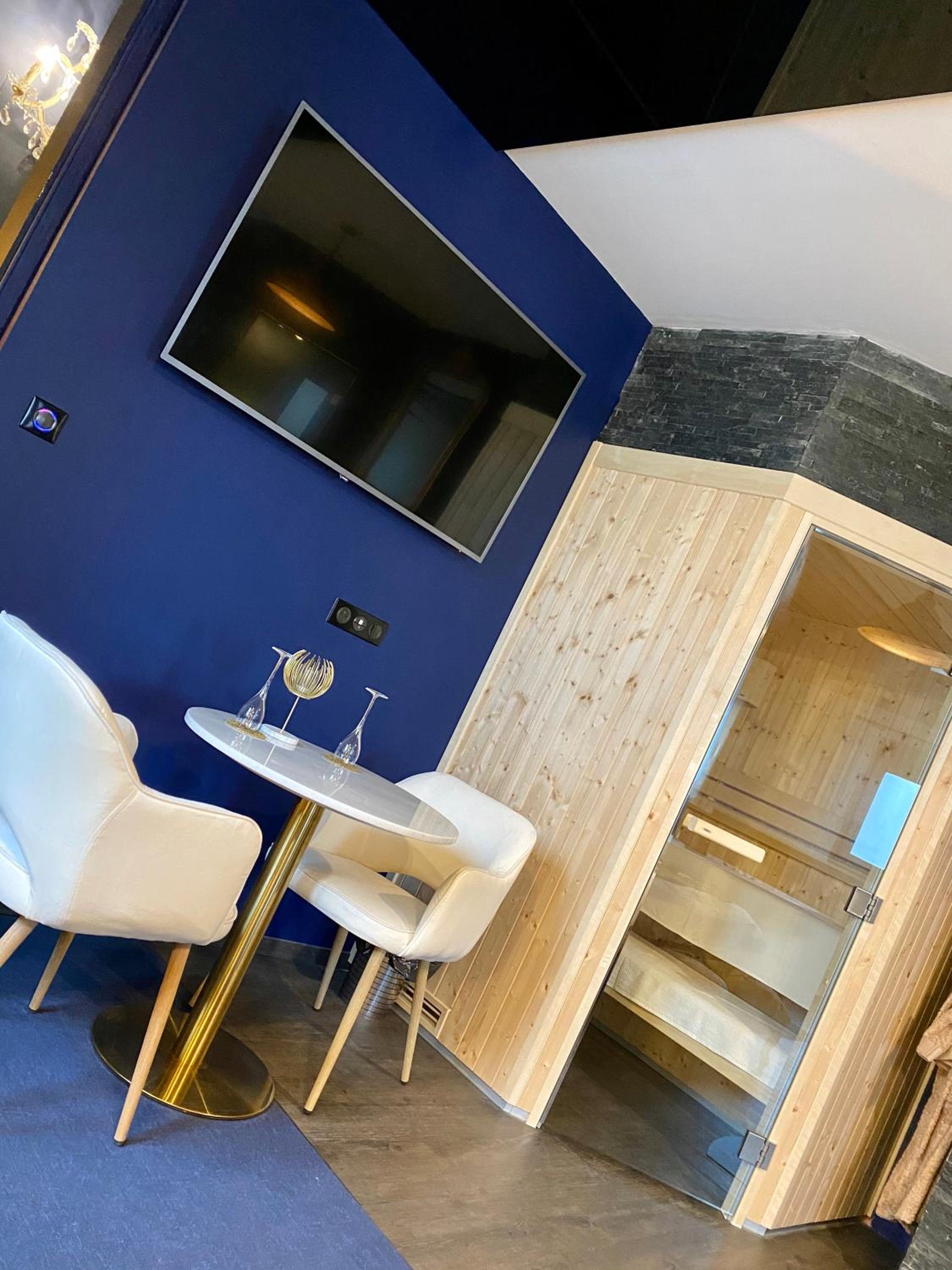 Suite with Hot Tub - Photo 5