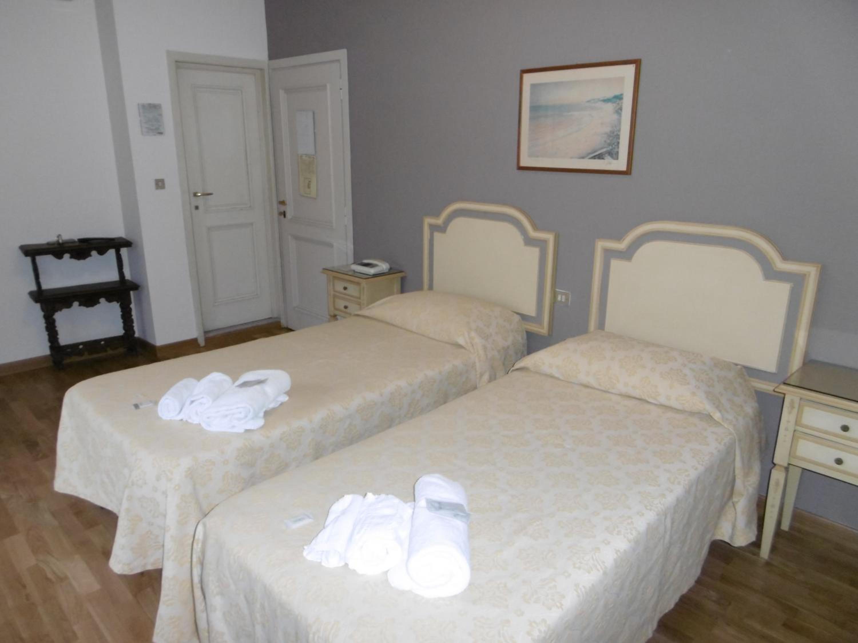 Standard Double Room - Photo 6