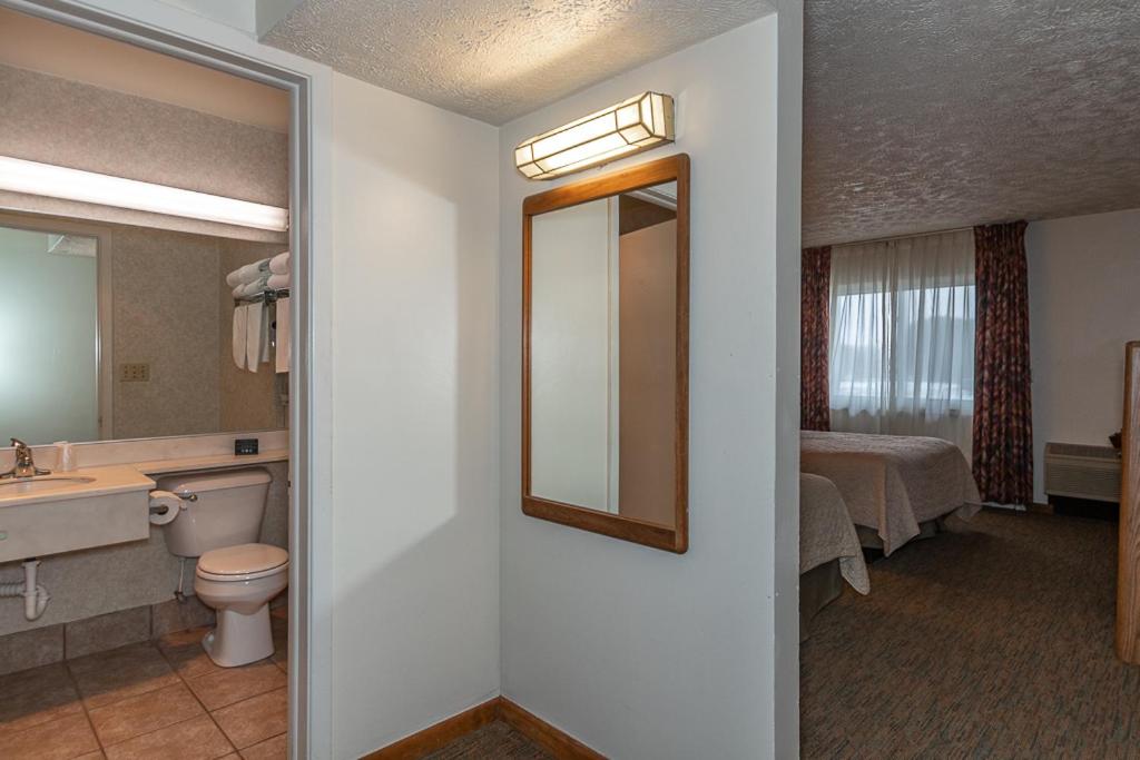 Queen Room with Two Queen Beds photo 2