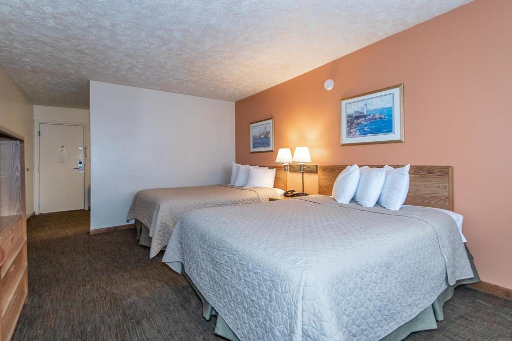 Queen Room with Two Queen Beds photo 3