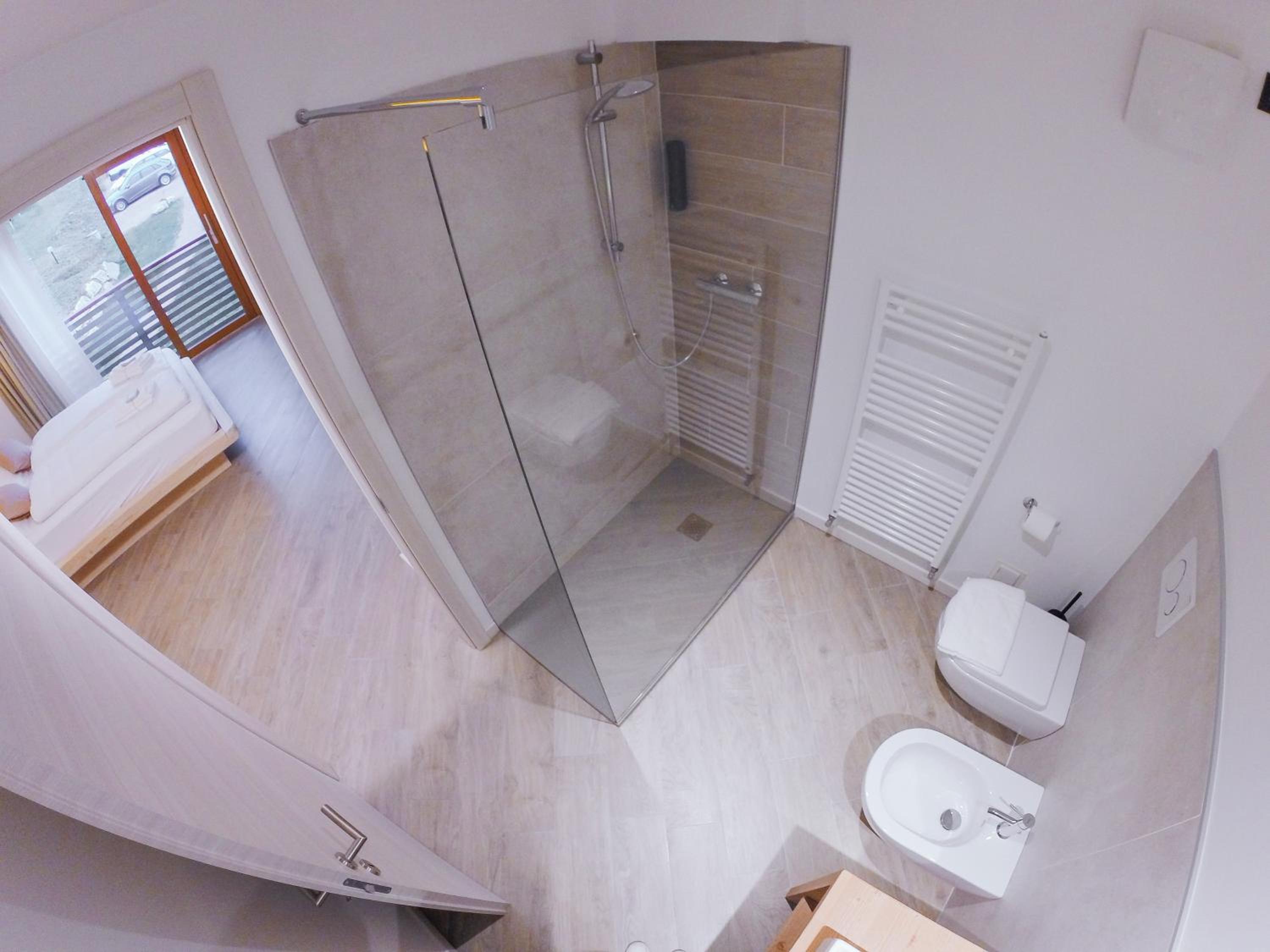 Deluxe Family Suite - Photo 13