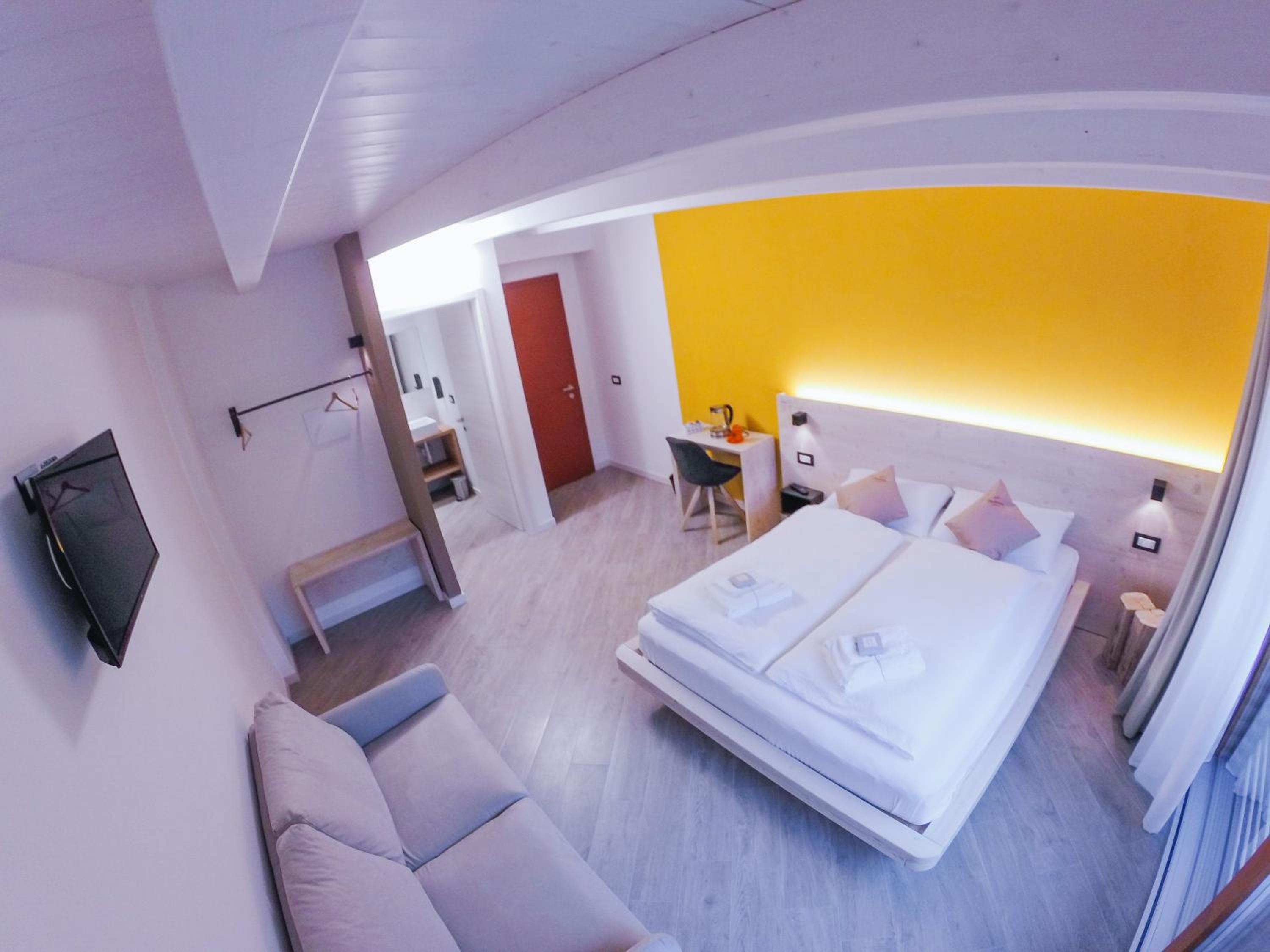Deluxe Family Suite - Photo 2