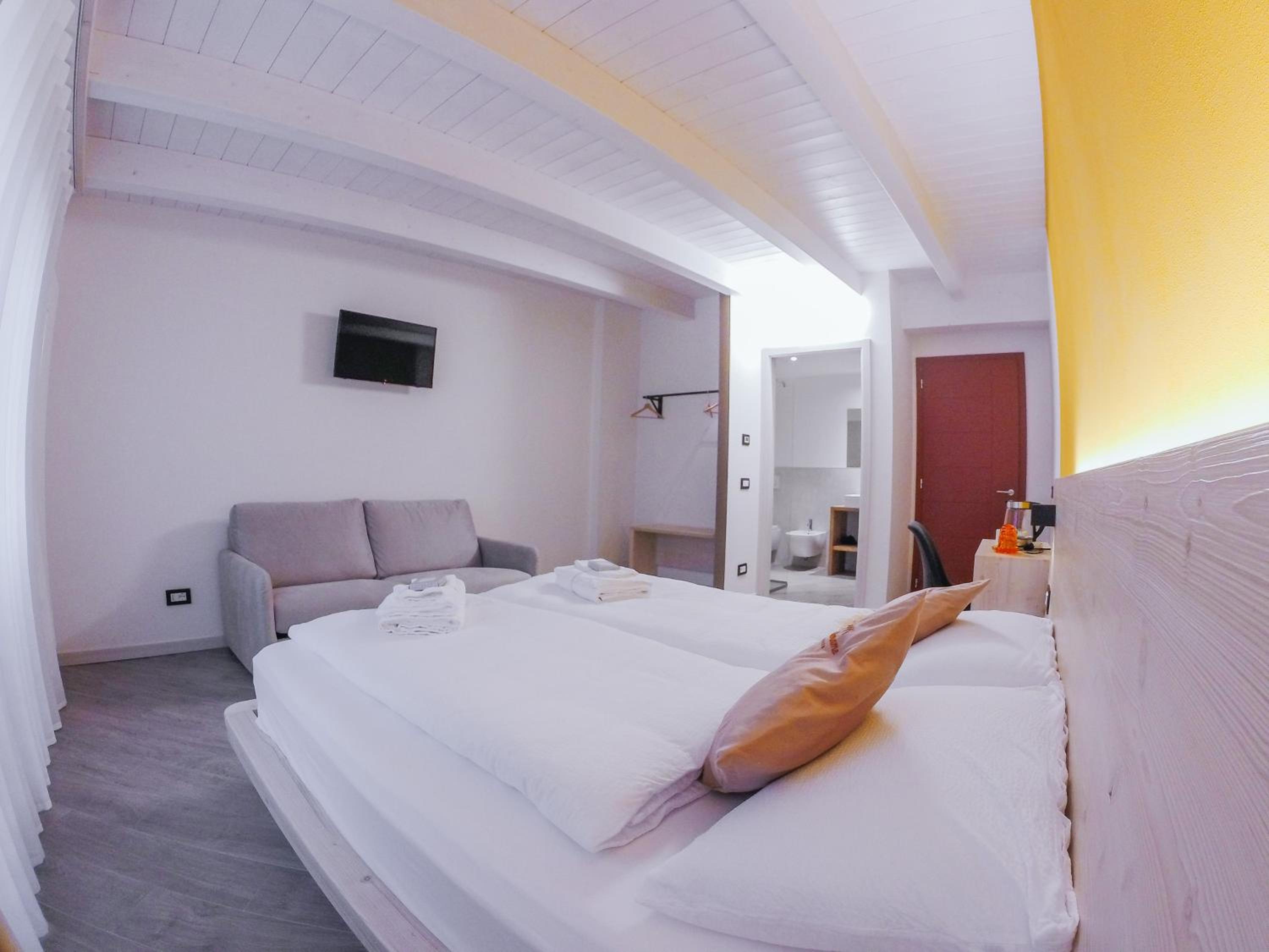 Deluxe Family Suite - Photo 3