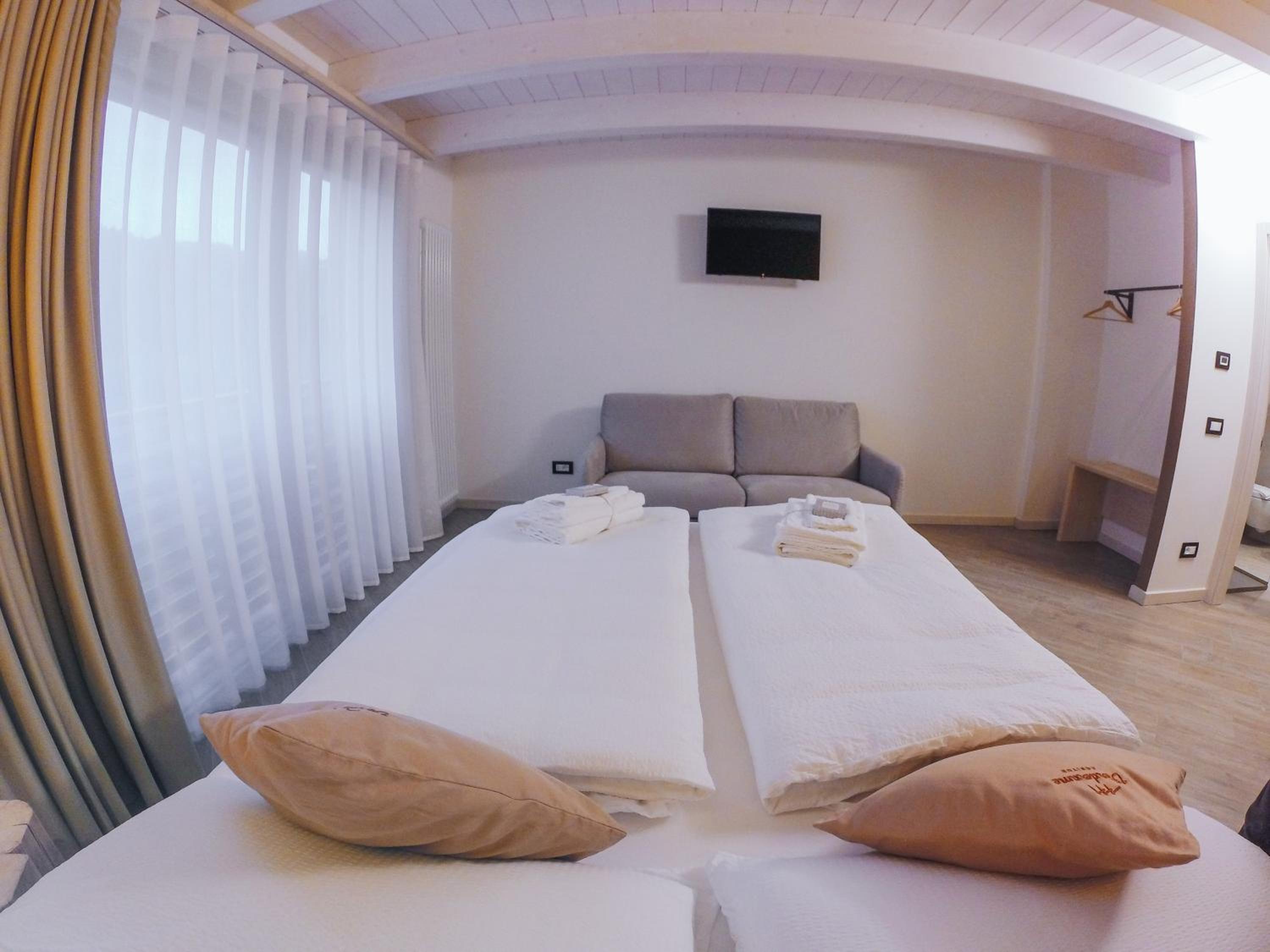 Deluxe Family Suite - Photo 4