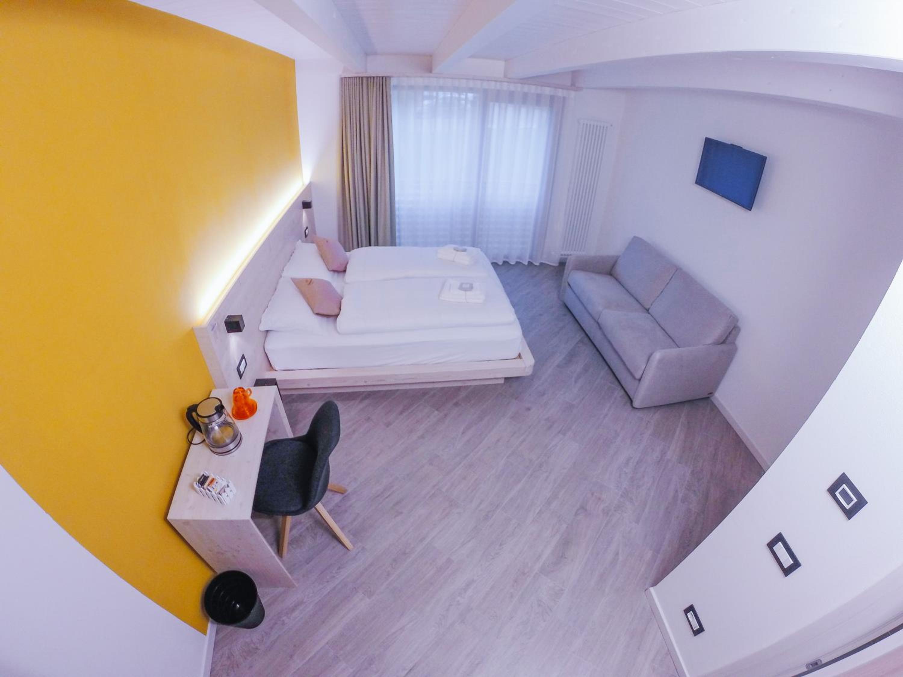 Deluxe Family Suite - Photo 5
