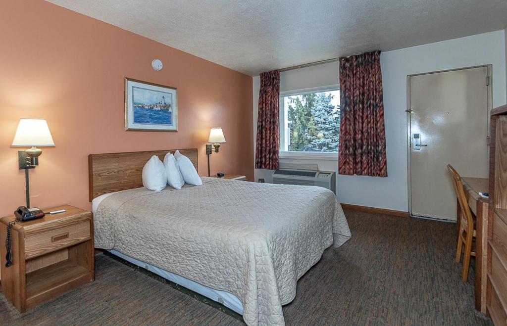 Queen Room photo 1