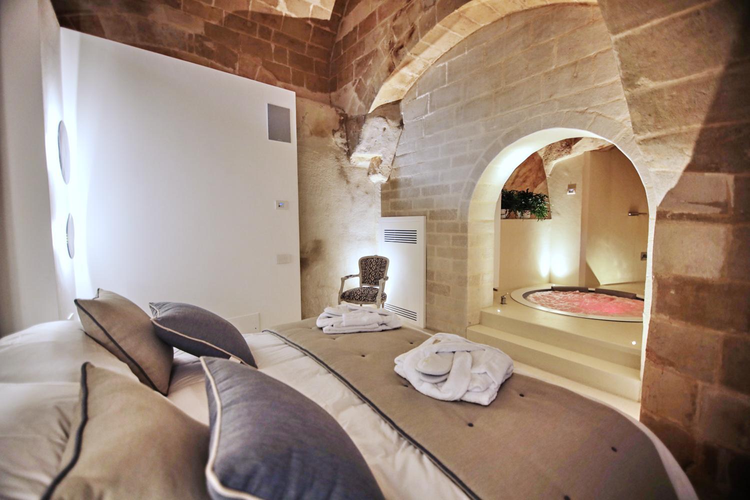 King Suite with Spa Bath - Photo 3