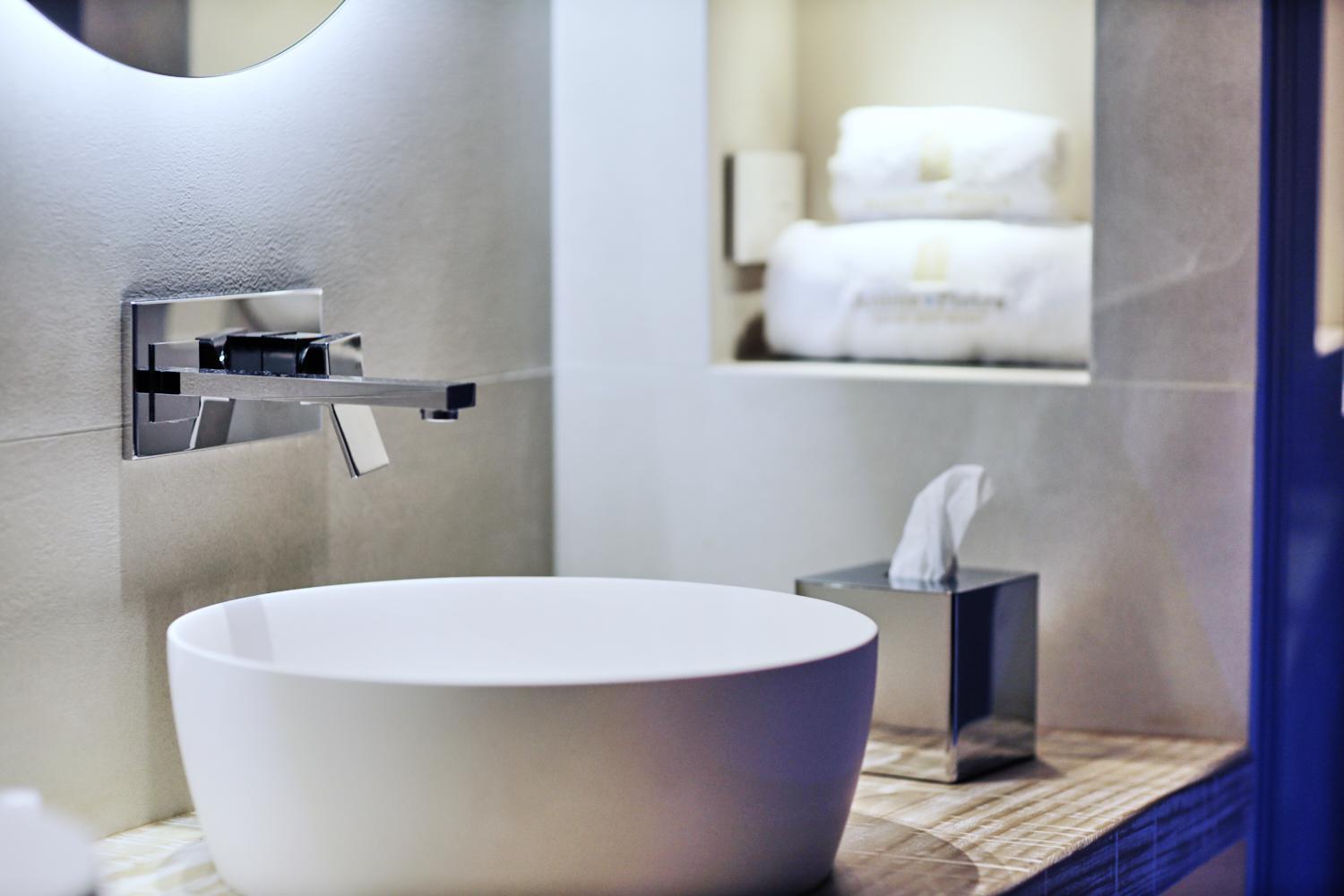 King Suite with Spa Bath - Photo 17