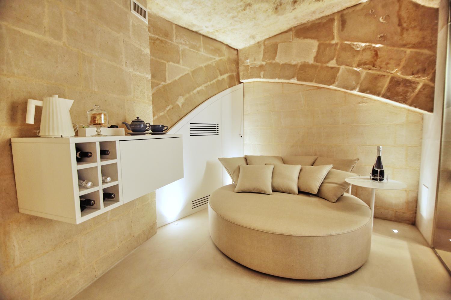 King Suite with Spa Bath - Photo 19
