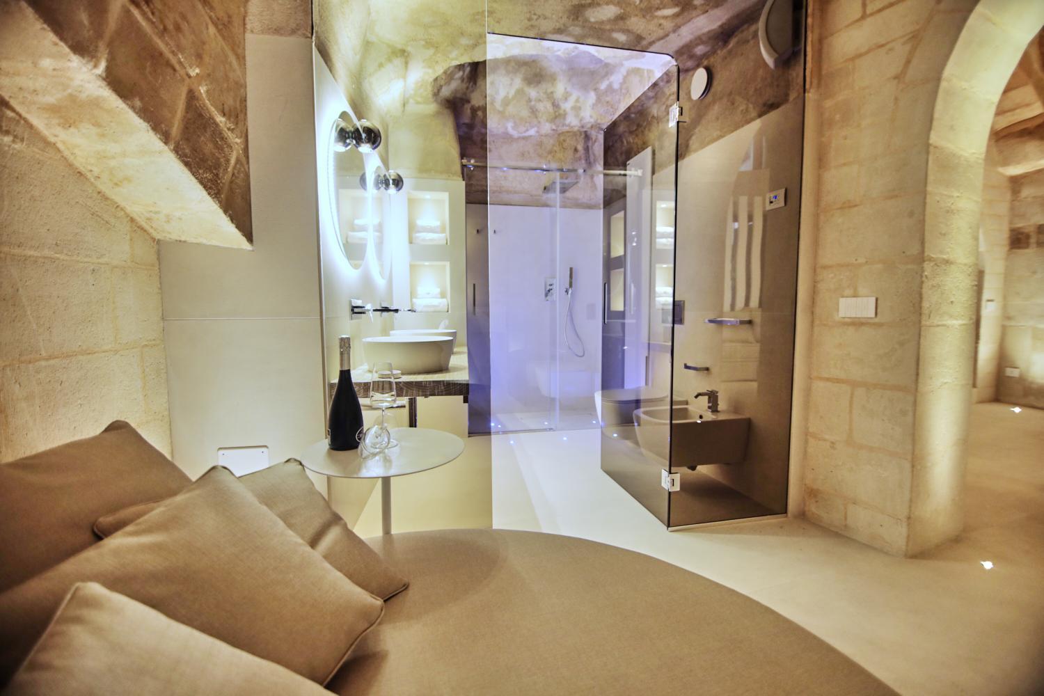King Suite with Spa Bath - Photo 20