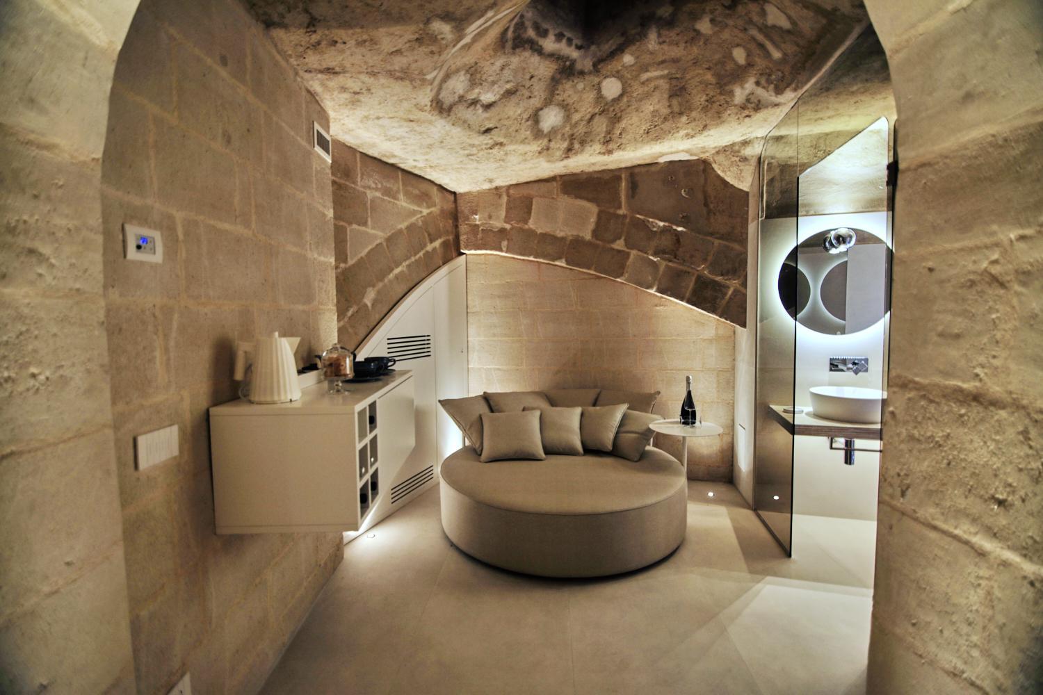 King Suite with Spa Bath - Photo 21