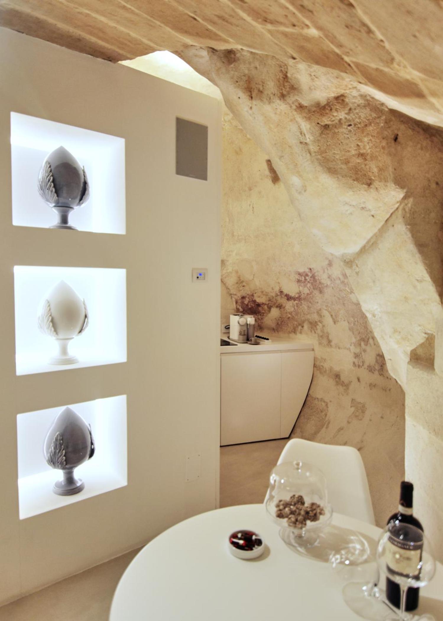 King Suite with Spa Bath - Photo 23