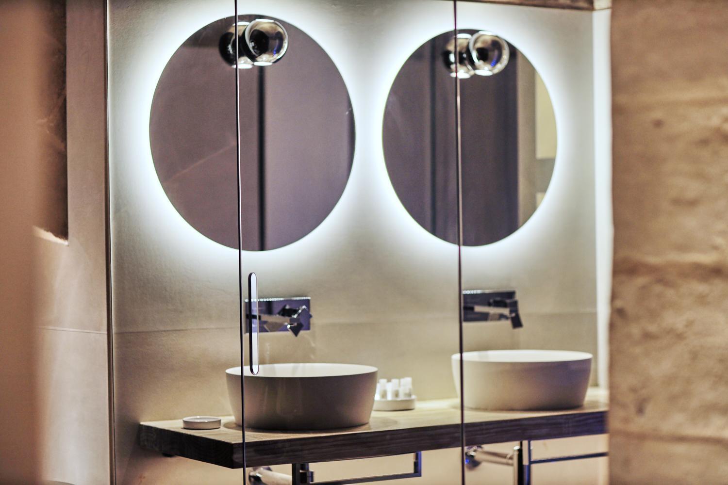 King Suite with Spa Bath - Photo 27