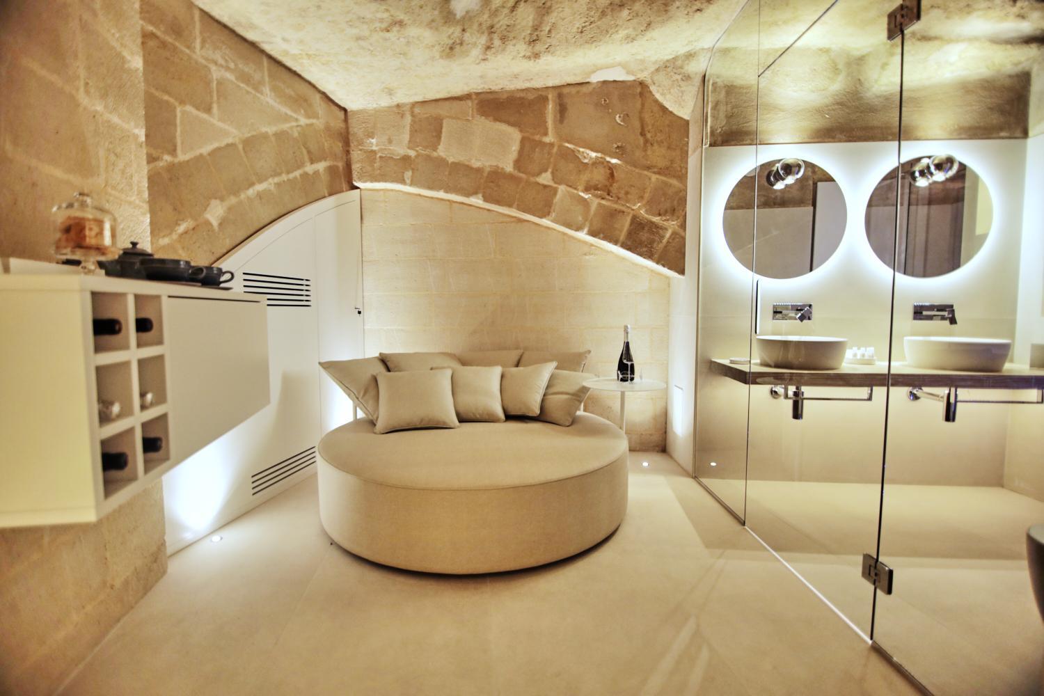 King Suite with Spa Bath - Photo 2
