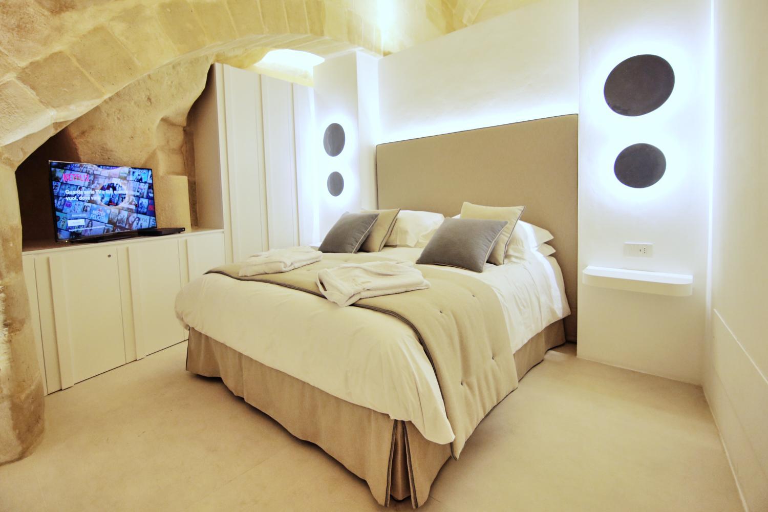 King Suite with Spa Bath - Photo 28