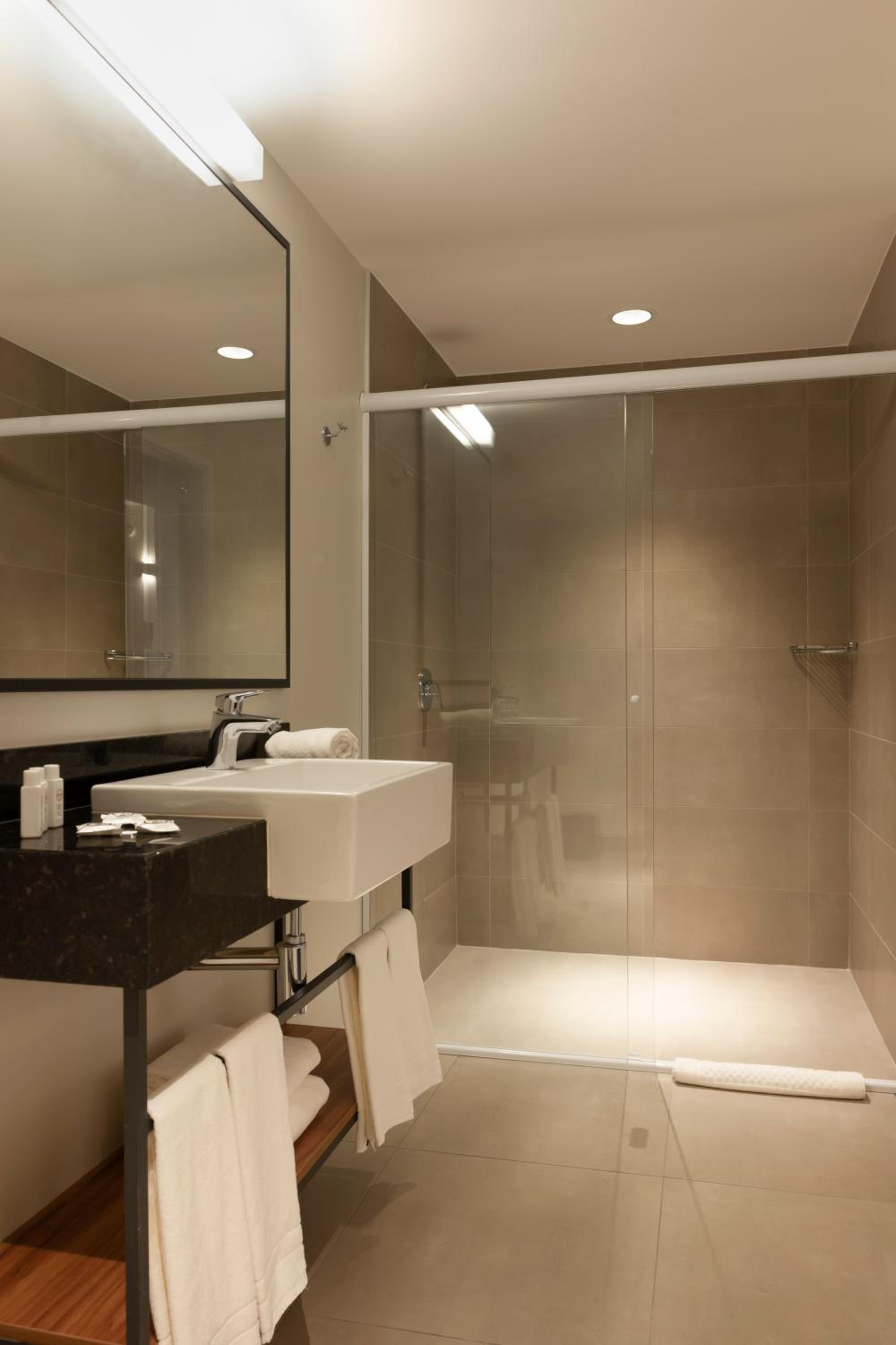 Standard Twin Room - Photo 4