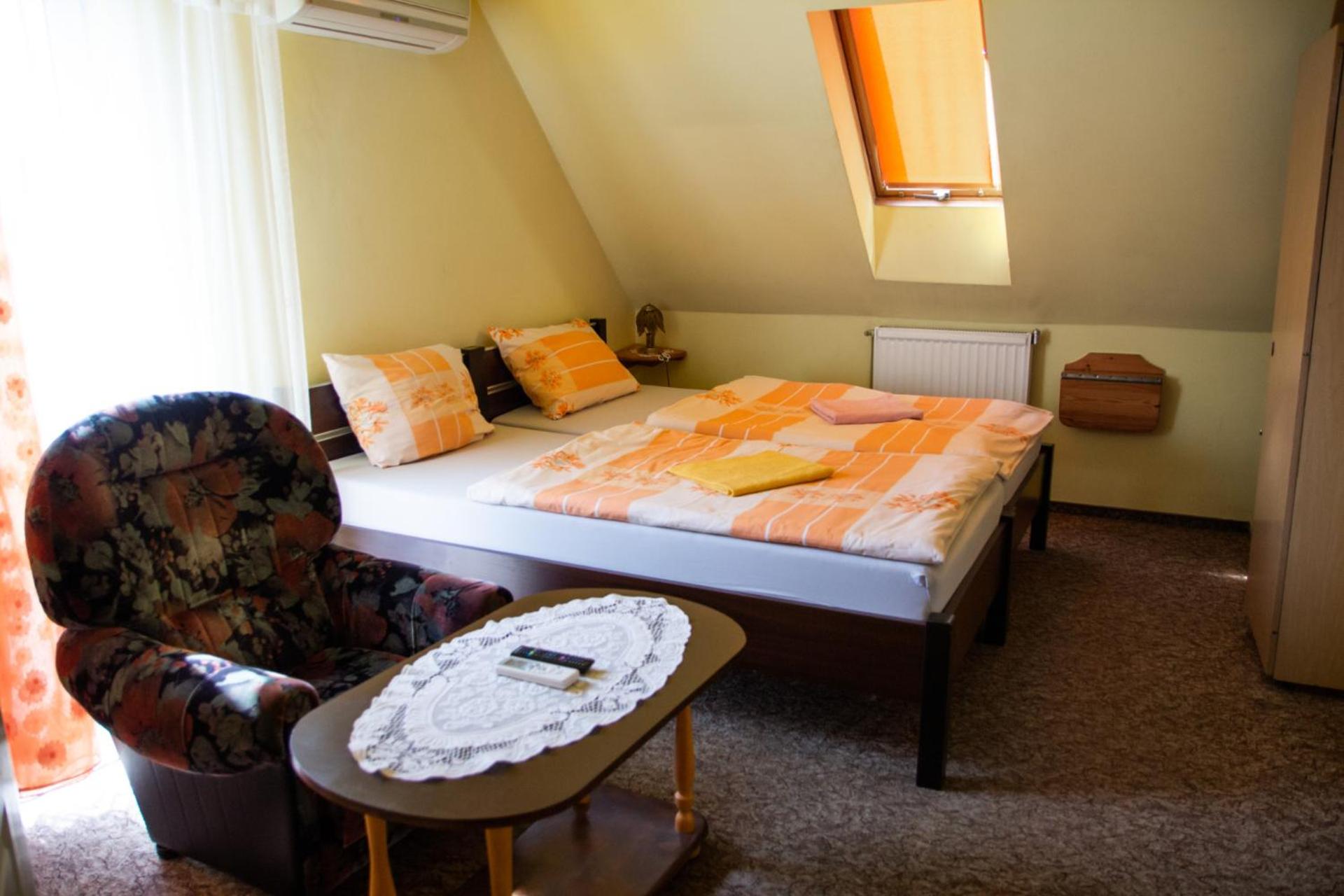 Quadruple Room with Private Bathroom - Photo 1
