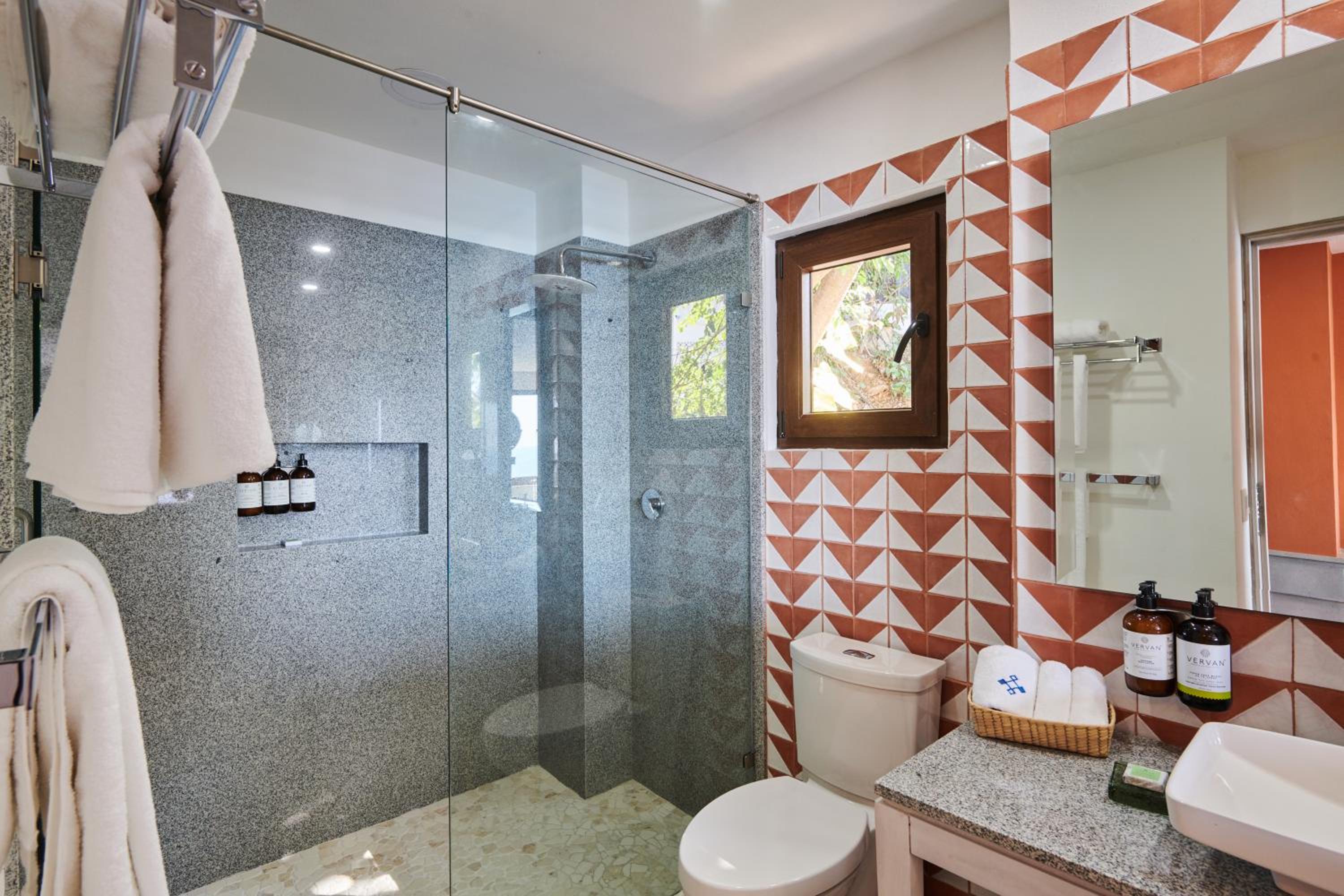 Deluxe Suite - Photo 15