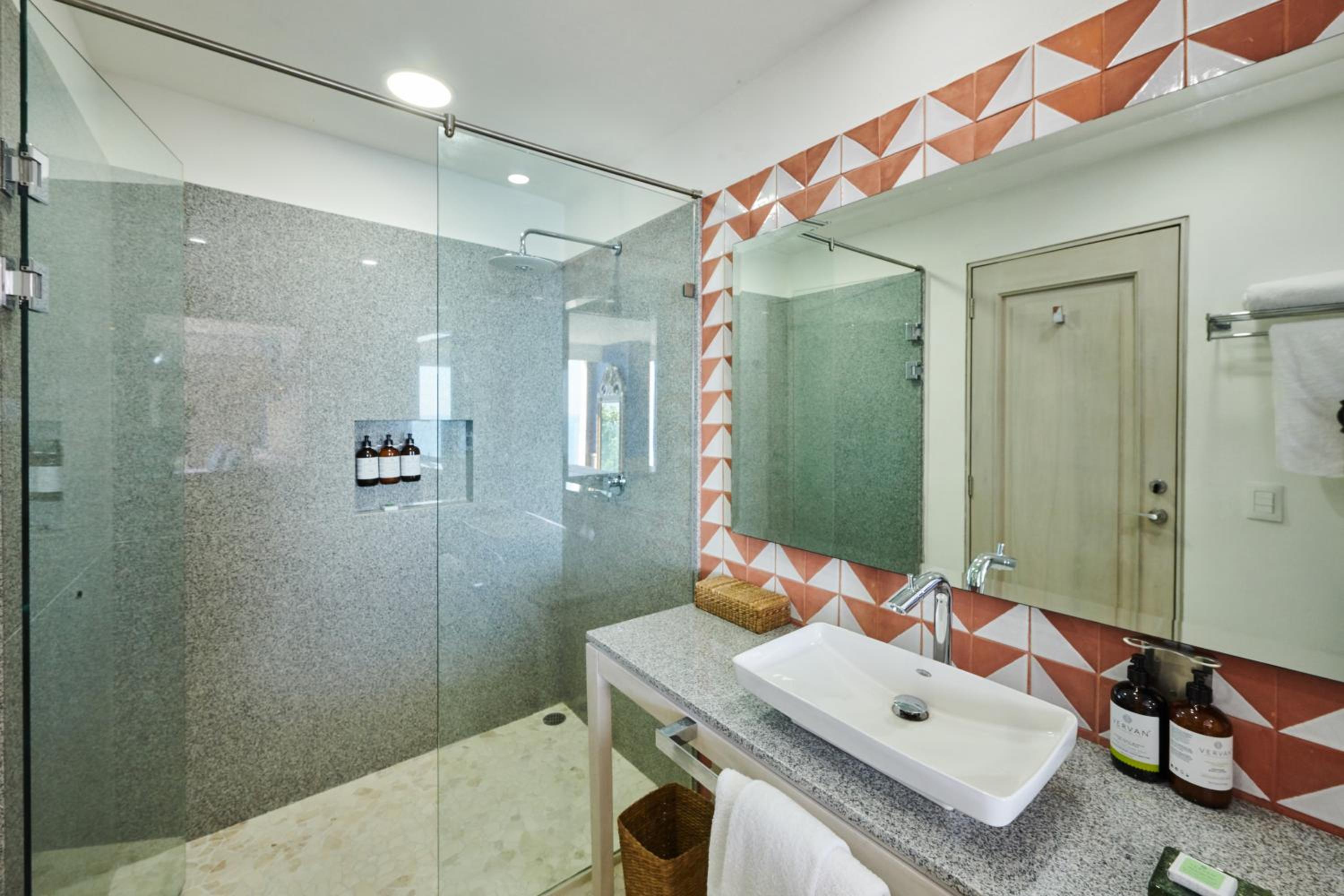 Deluxe Suite - Photo 22