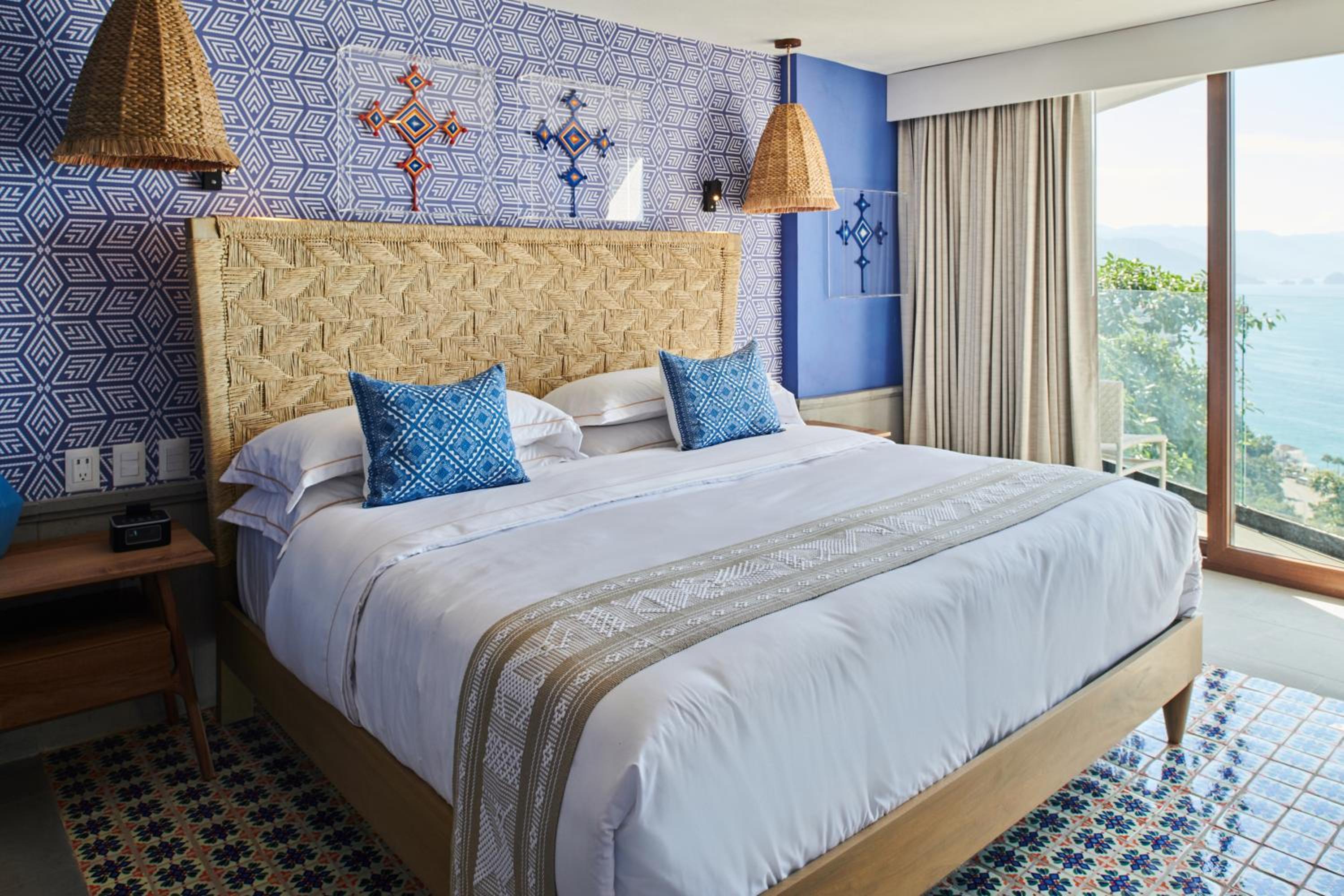 Deluxe Suite with Sea View - Photo 21