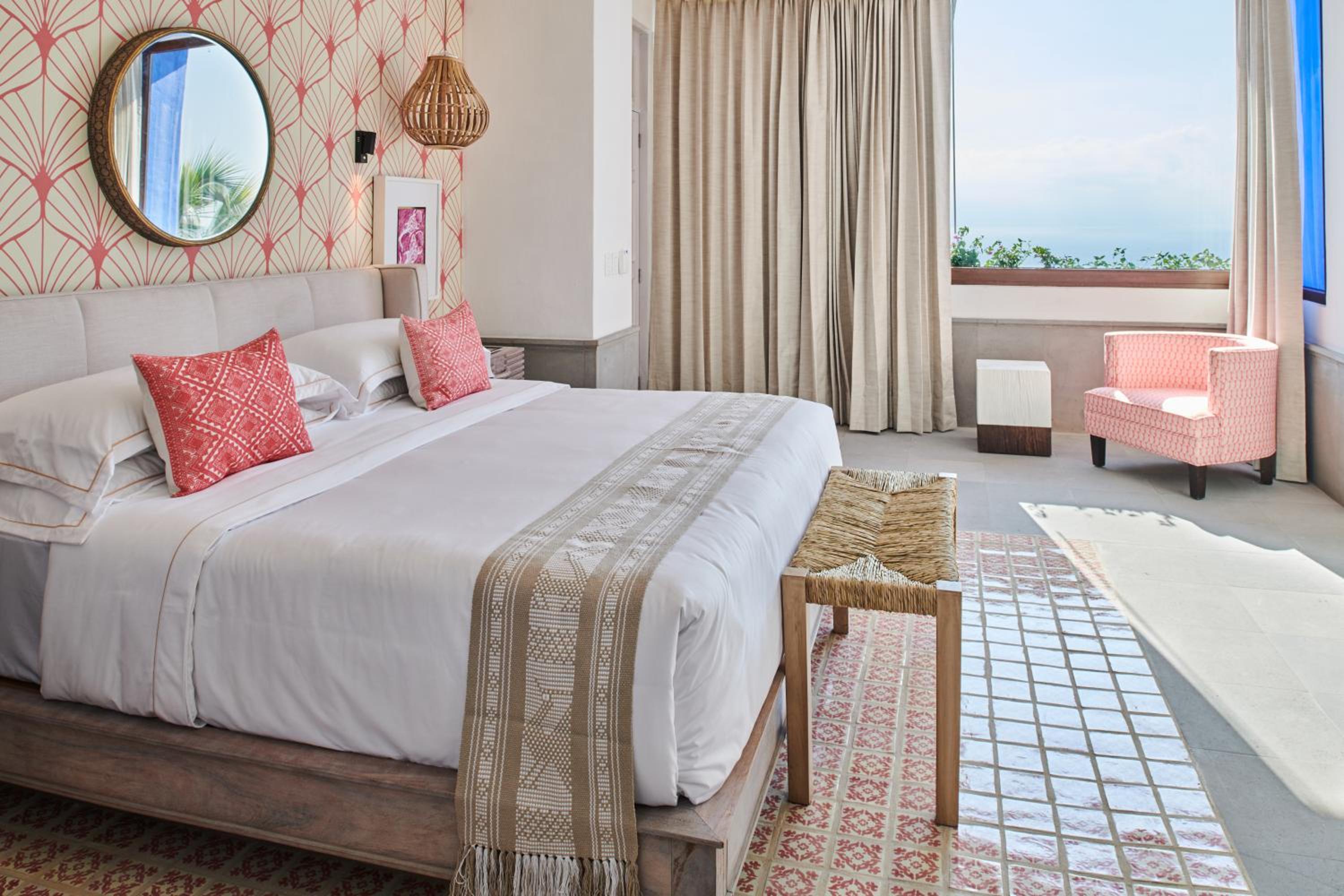 Deluxe Suite with Sea View - Photo 19