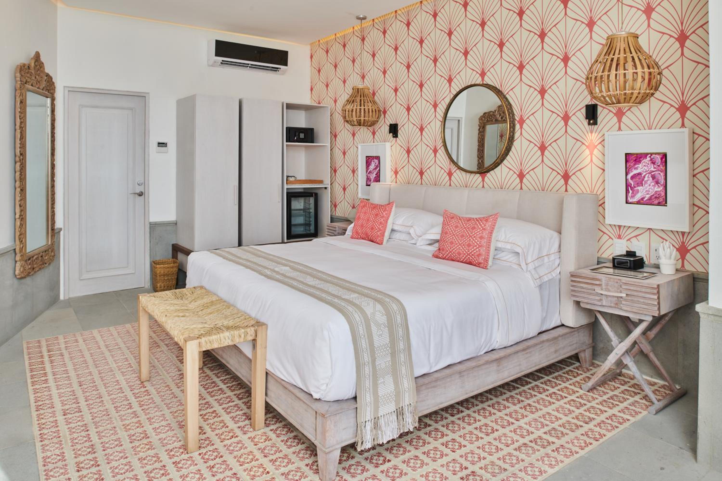 Deluxe Suite with Sea View - Photo 20