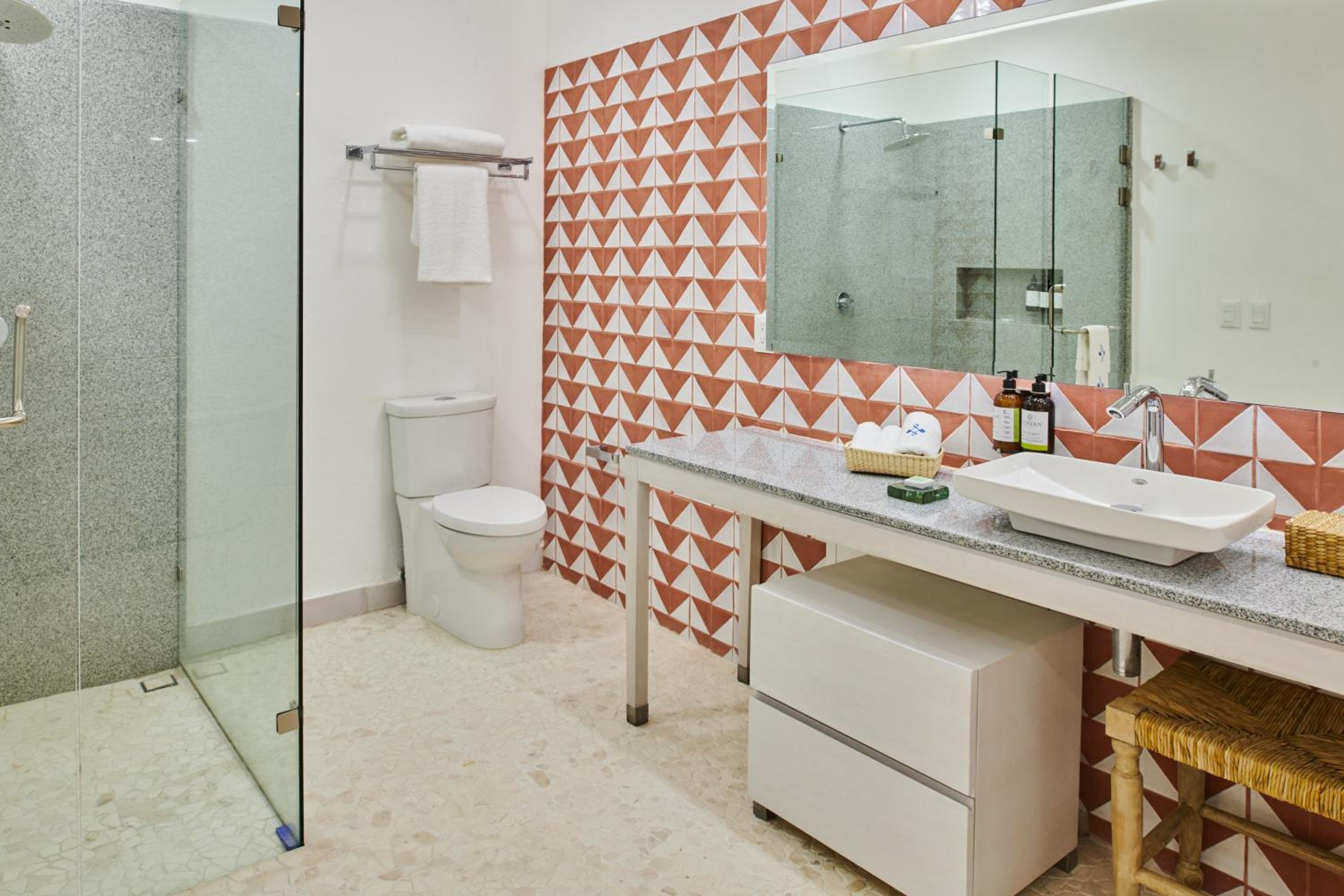 Deluxe Suite with Sea View - Photo 17