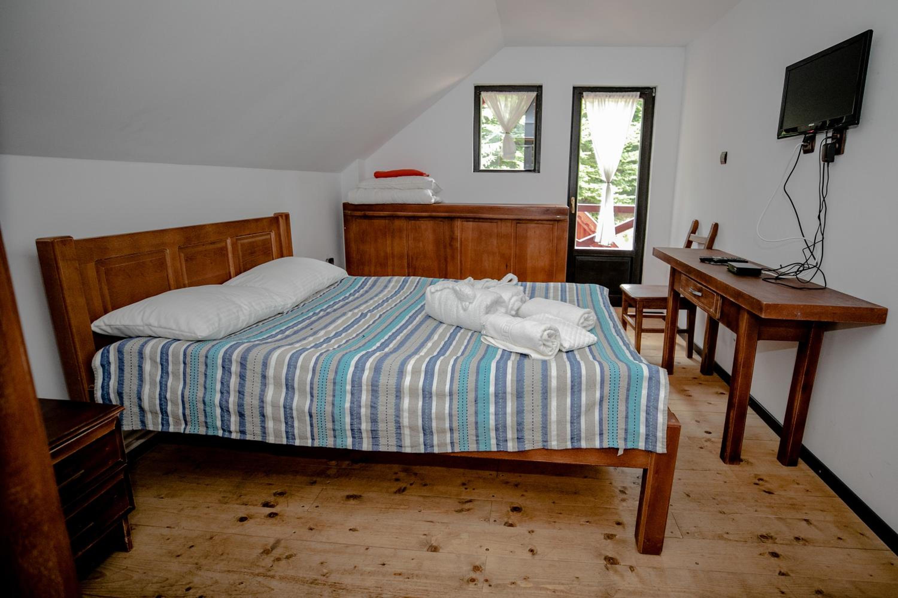 Five-Bedroom House photo 1