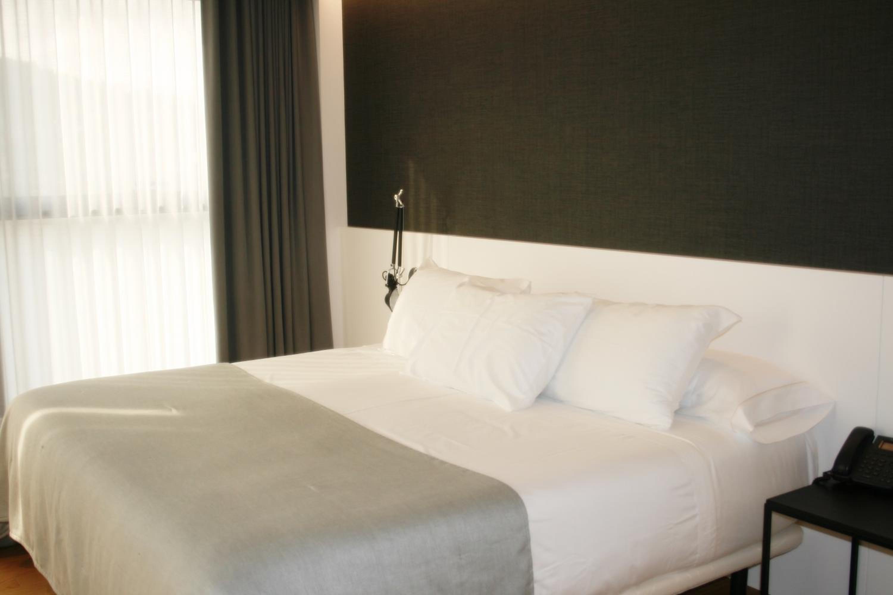 Double or Twin Room with Sea View - Photo 5