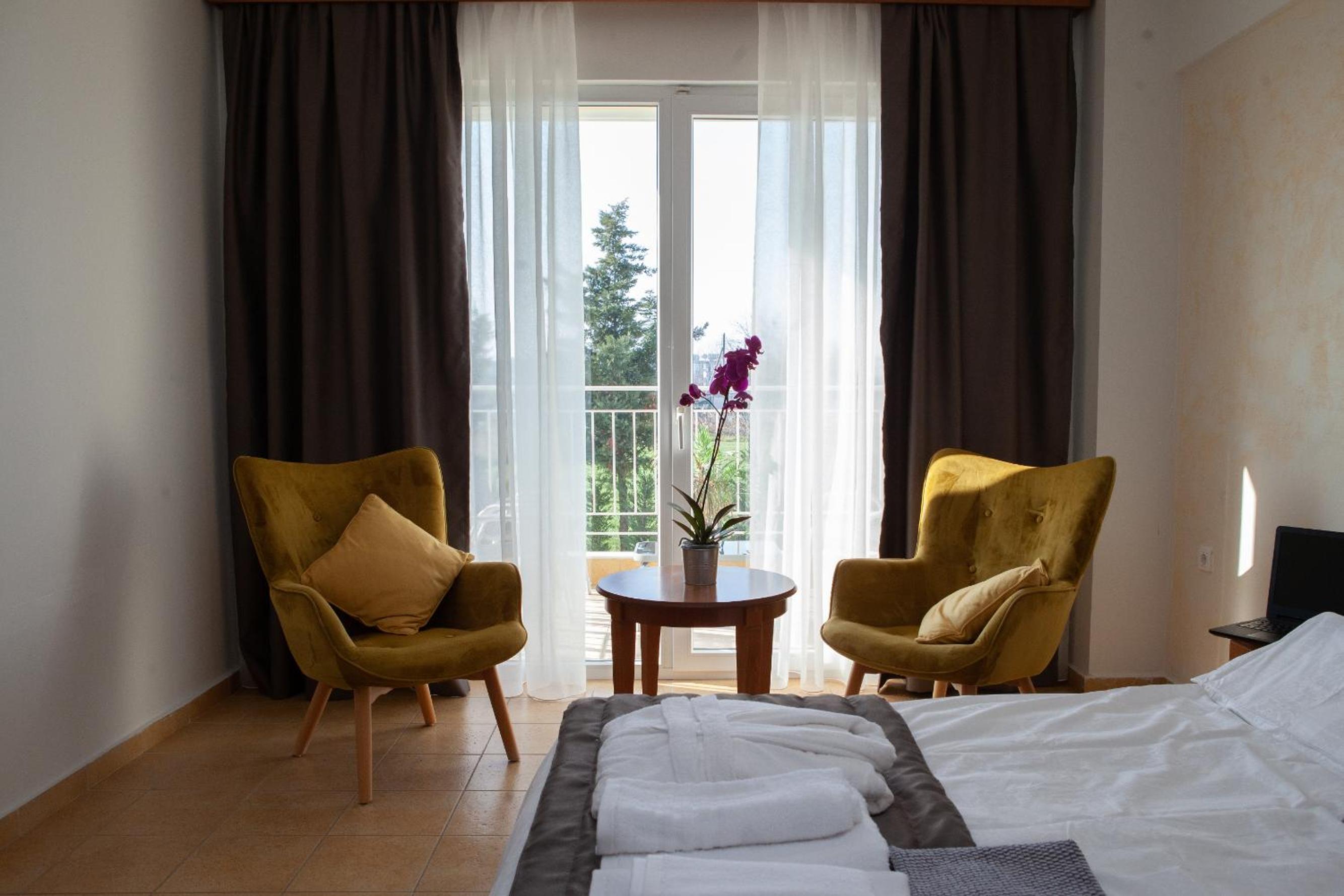 Superior King Room - Photo 16
