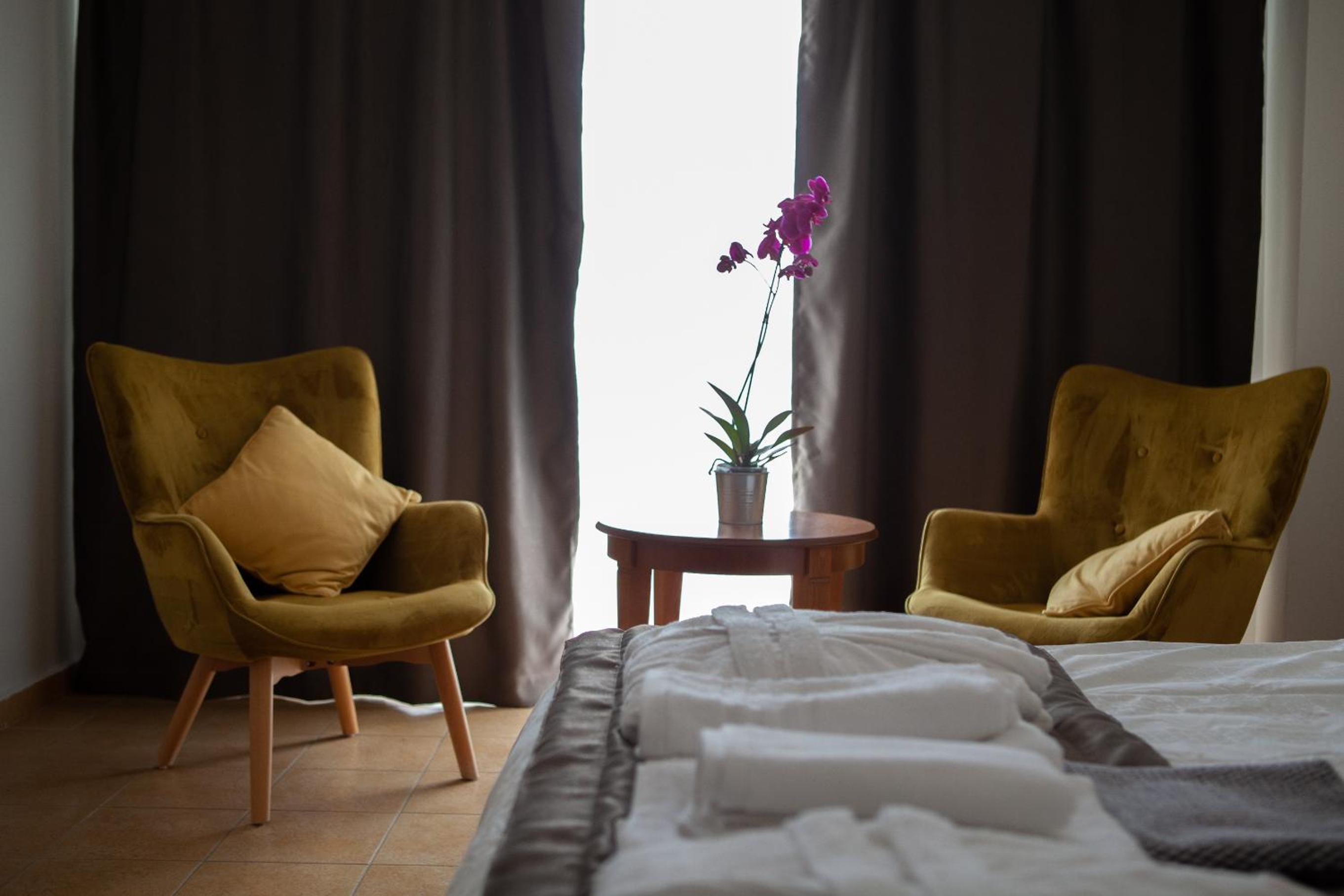 Superior King Room - Photo 10