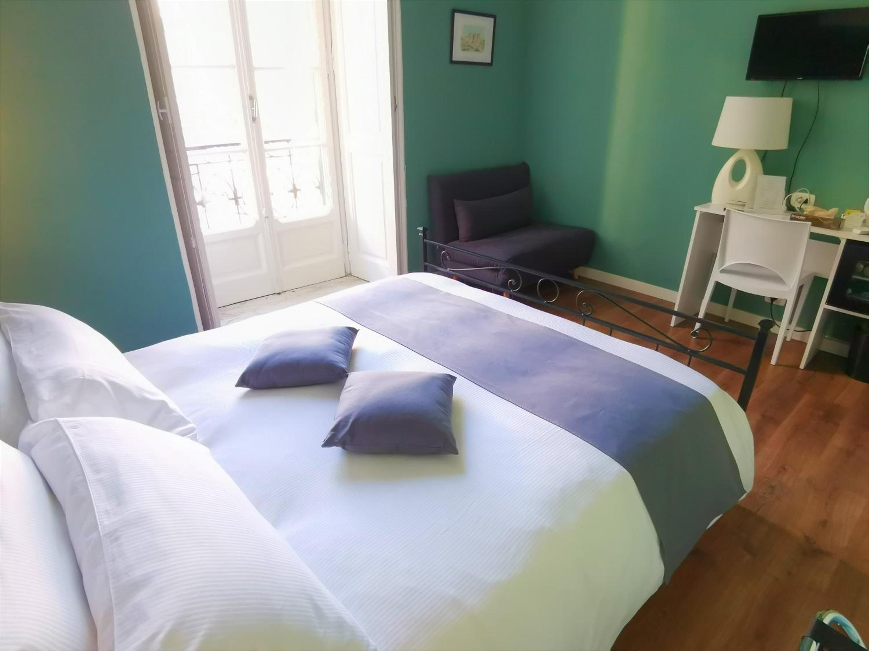 Double Room with Spa Bath photo 3