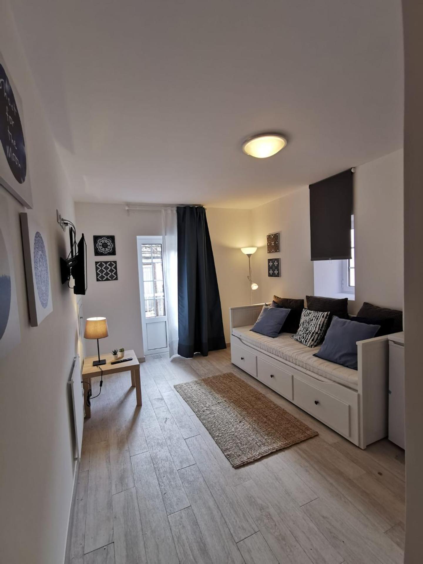 One-Bedroom Apartment - Photo 3