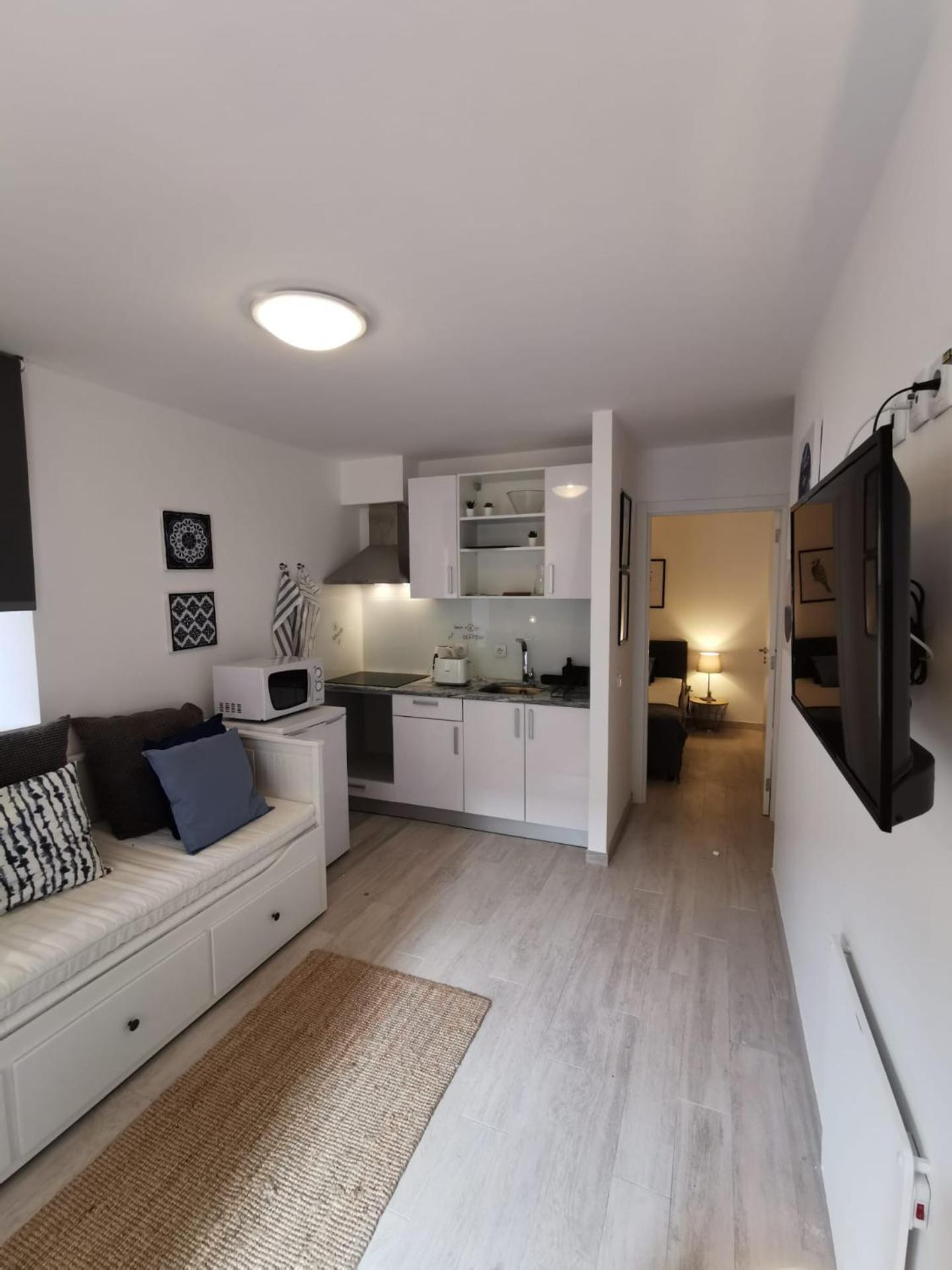 One-Bedroom Apartment - Photo 2
