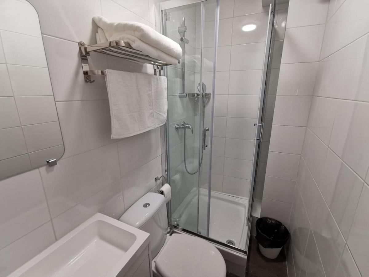 Twin Room with Private Bathroom photo 3