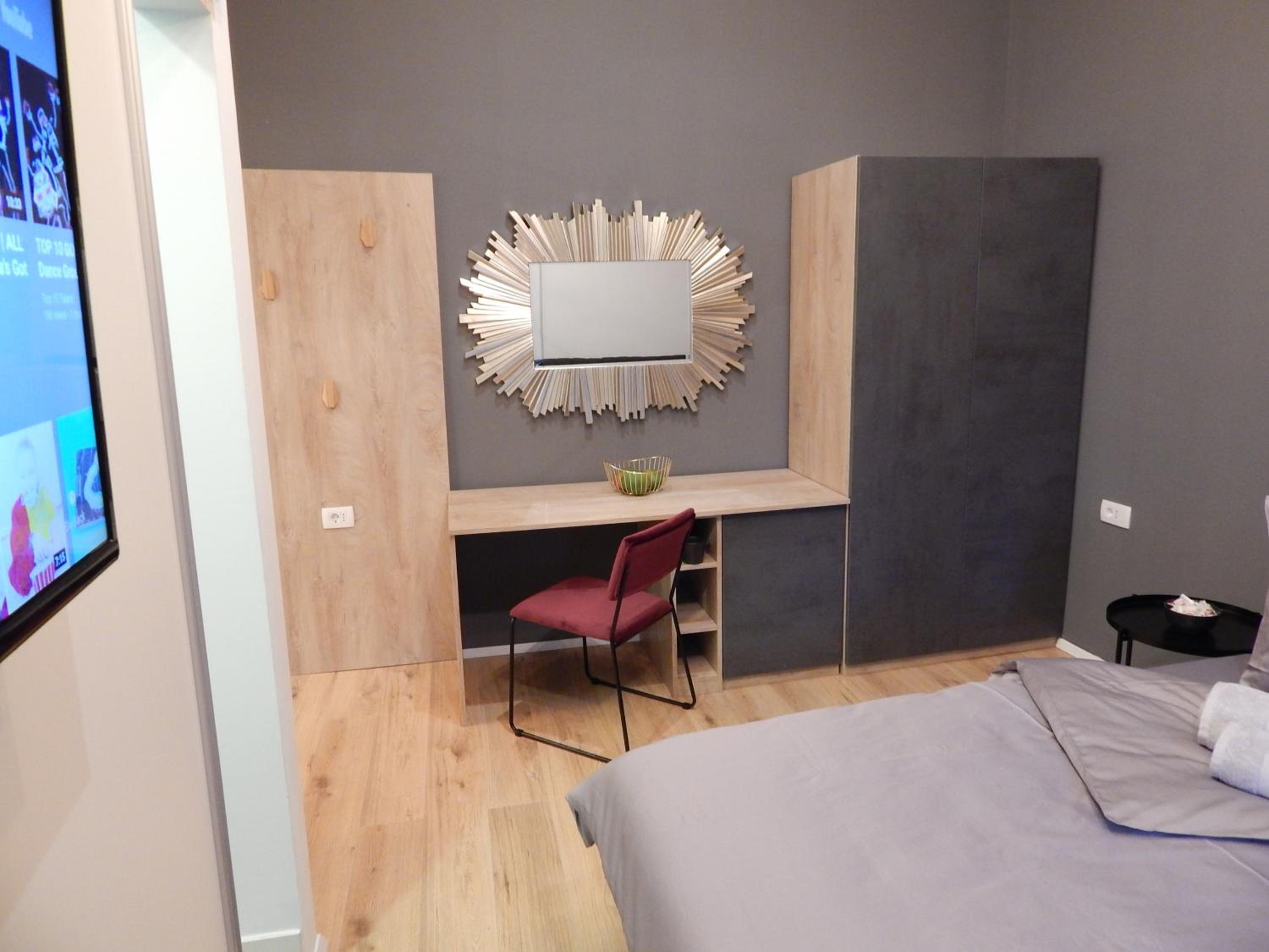 Deluxe Room with Queen Size Bed - Photo 5