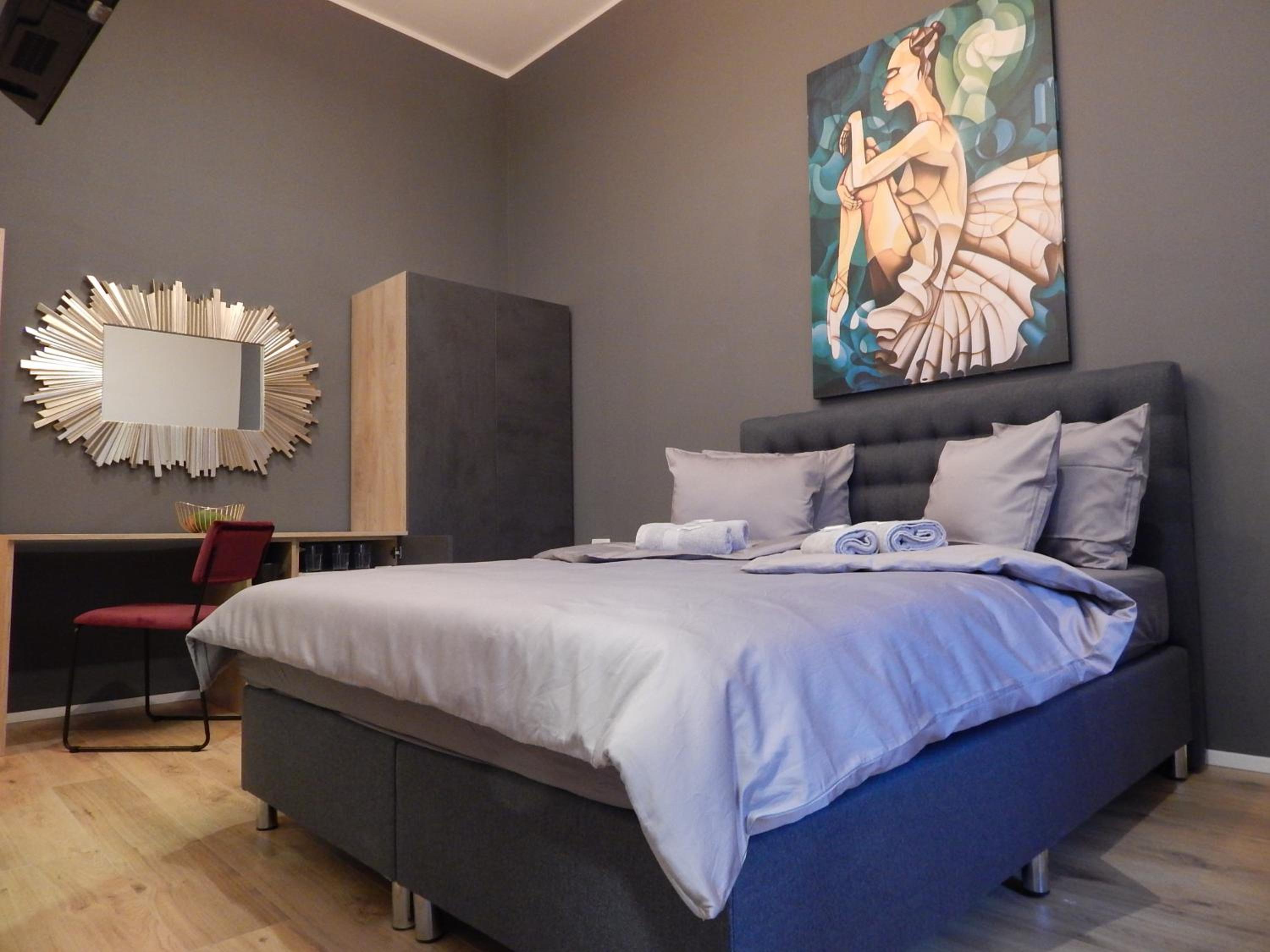 Deluxe Room with Queen Size Bed - Photo 10