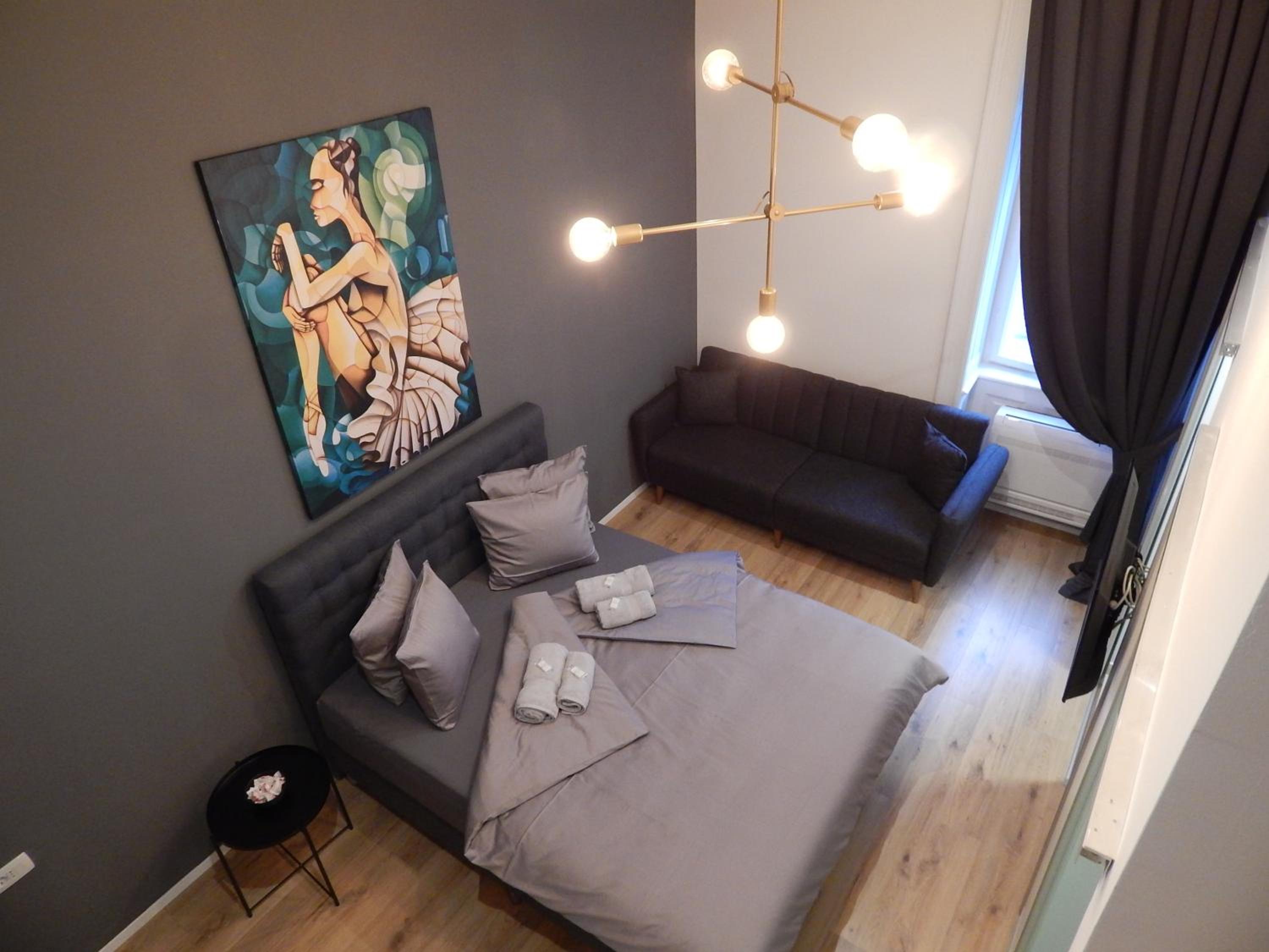 Deluxe Room with Queen Size Bed - Photo 12