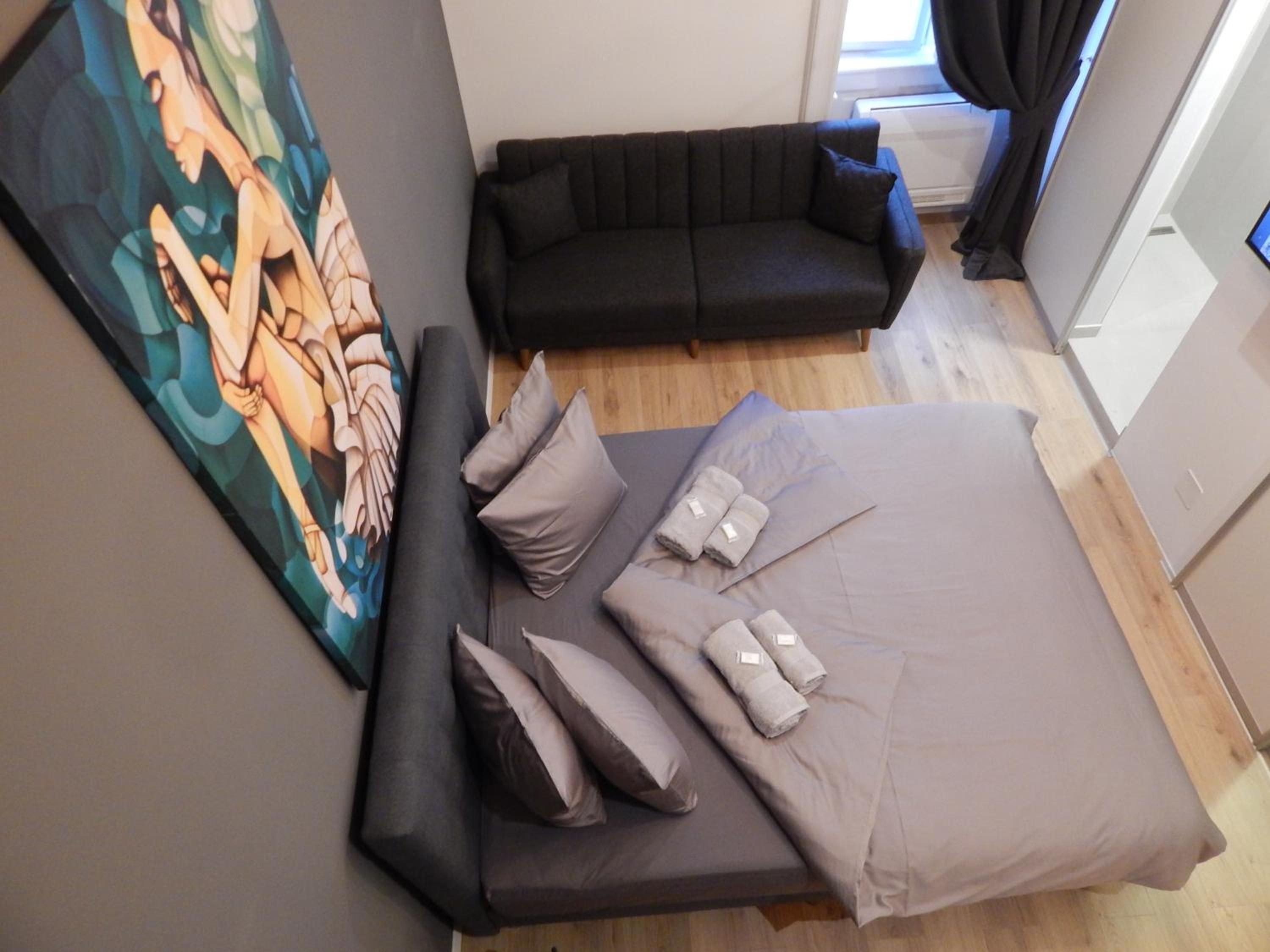 Deluxe Room with Queen Size Bed - Photo 13