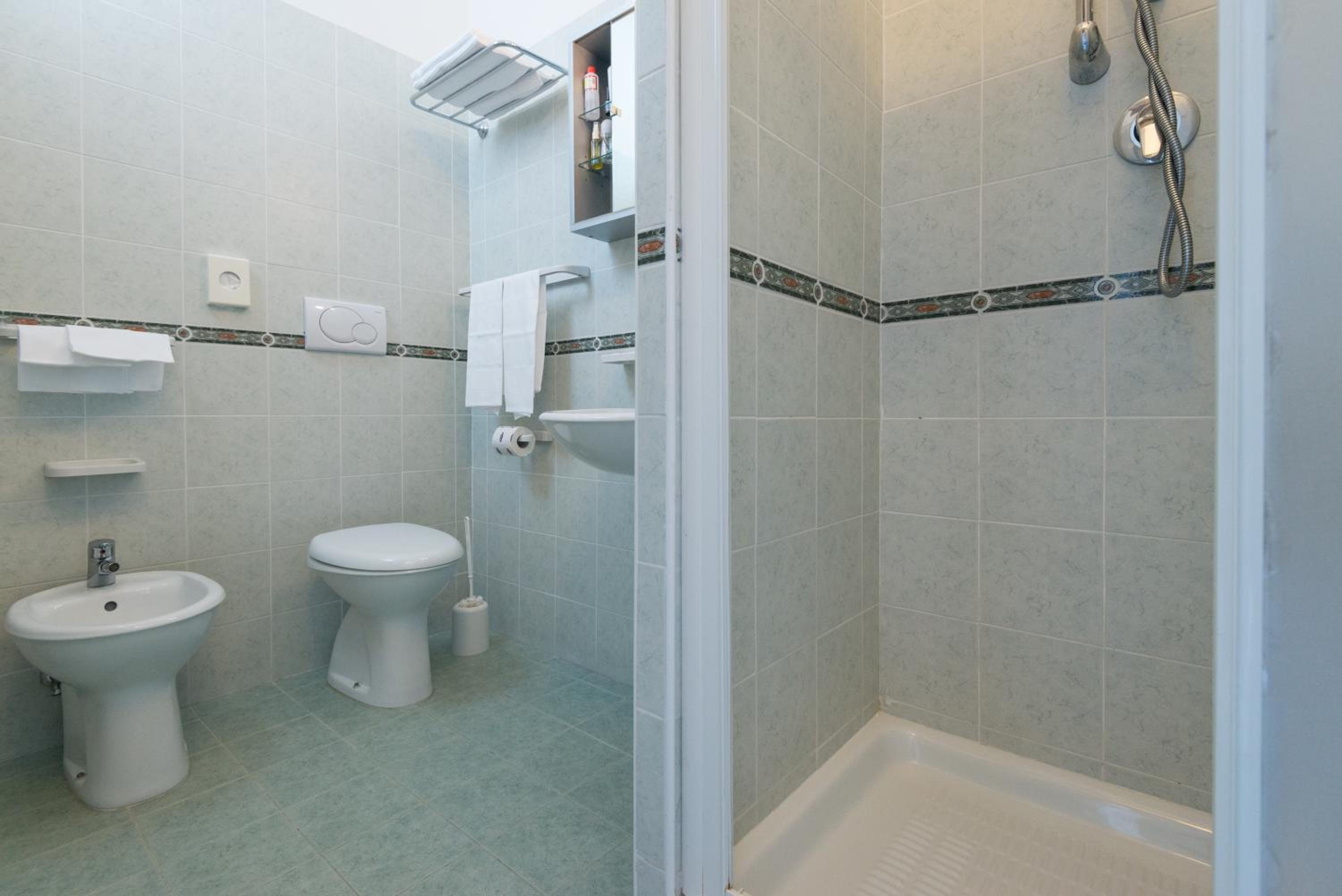 Quadruple Room with Balcony - Photo 3
