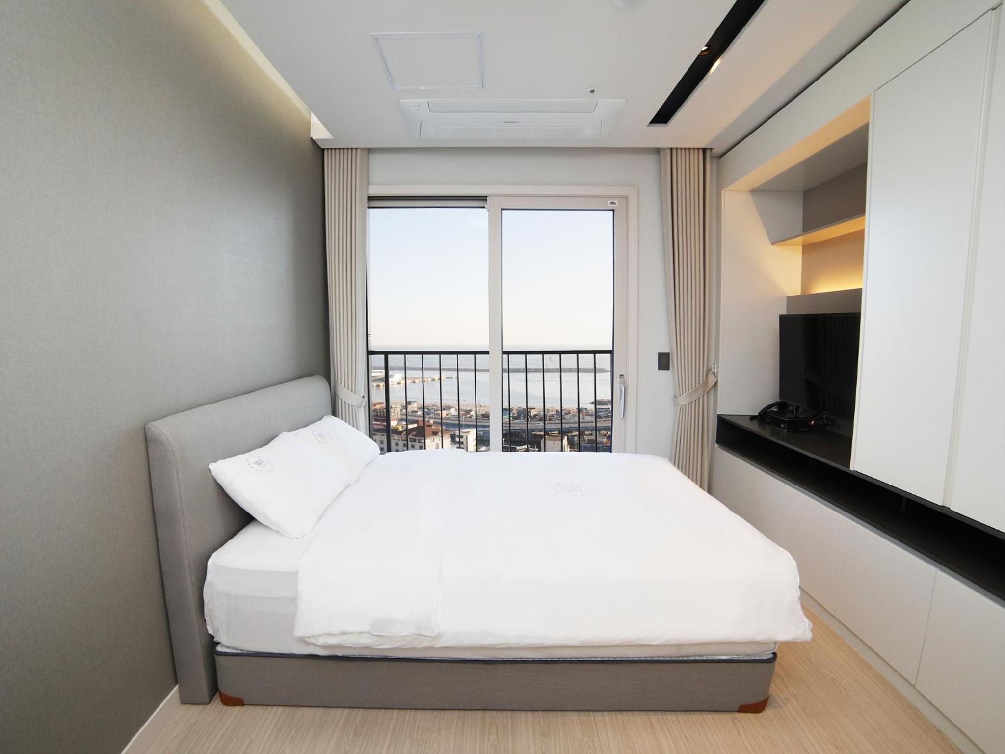 Double Room with Sea View - Photo 3