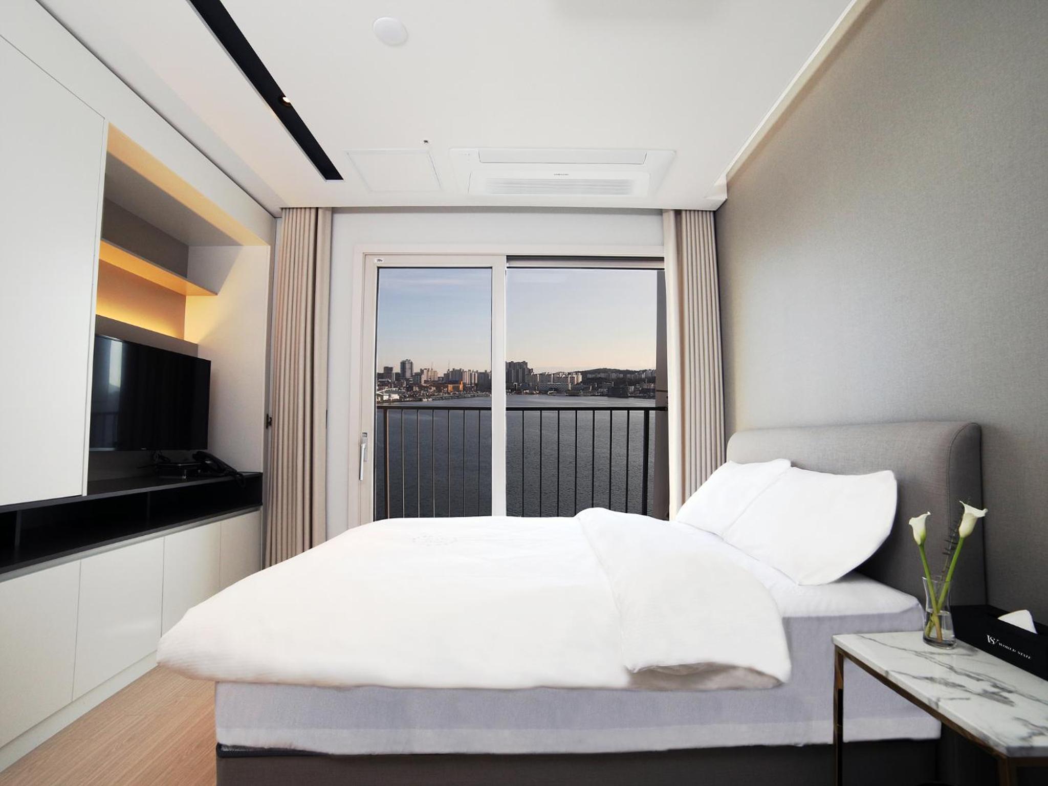 Double Room with Lake View - Photo 6