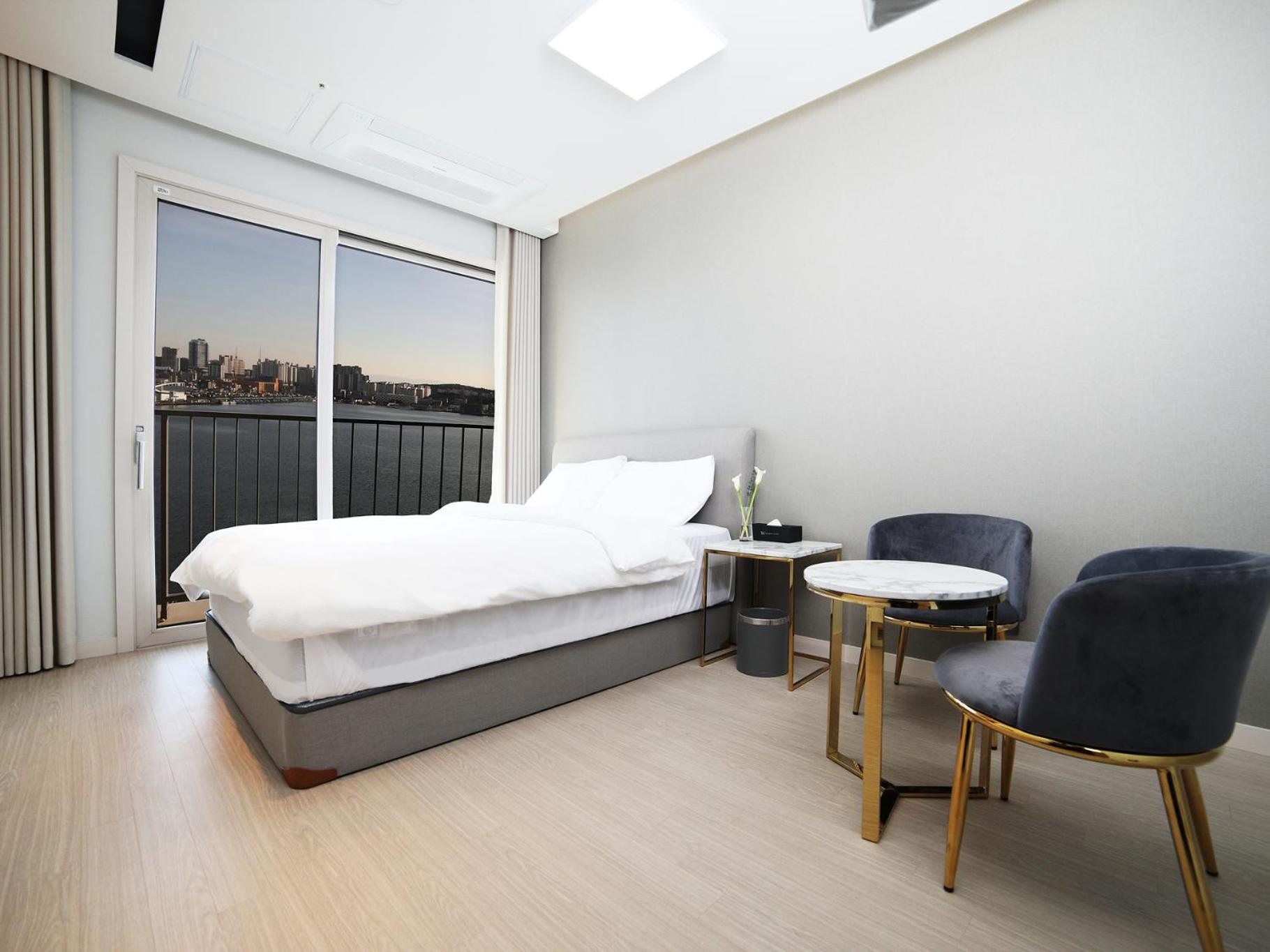 Double Room with Lake View - Photo 5