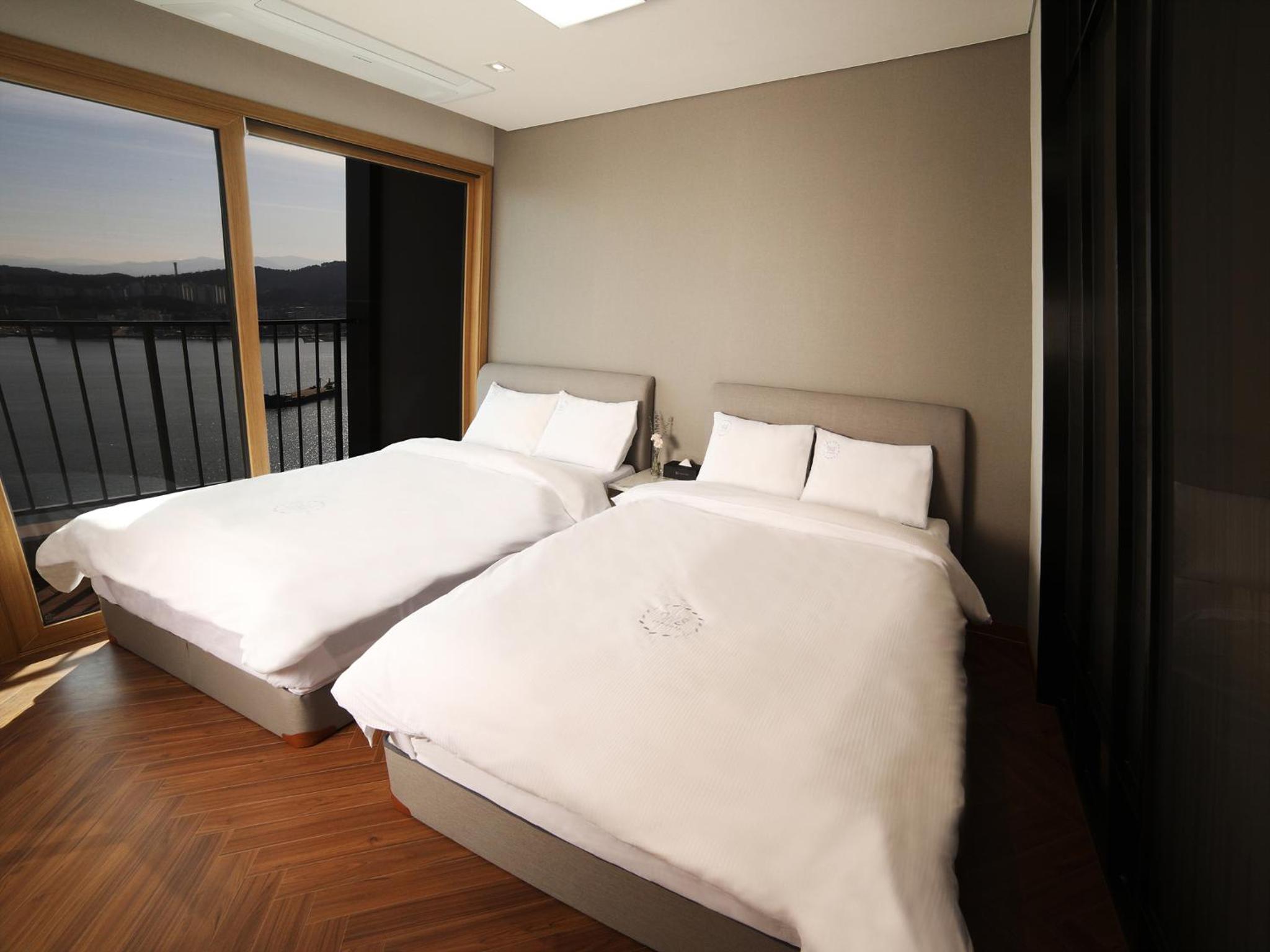 Superior Triple Room with Sea View - Photo 14